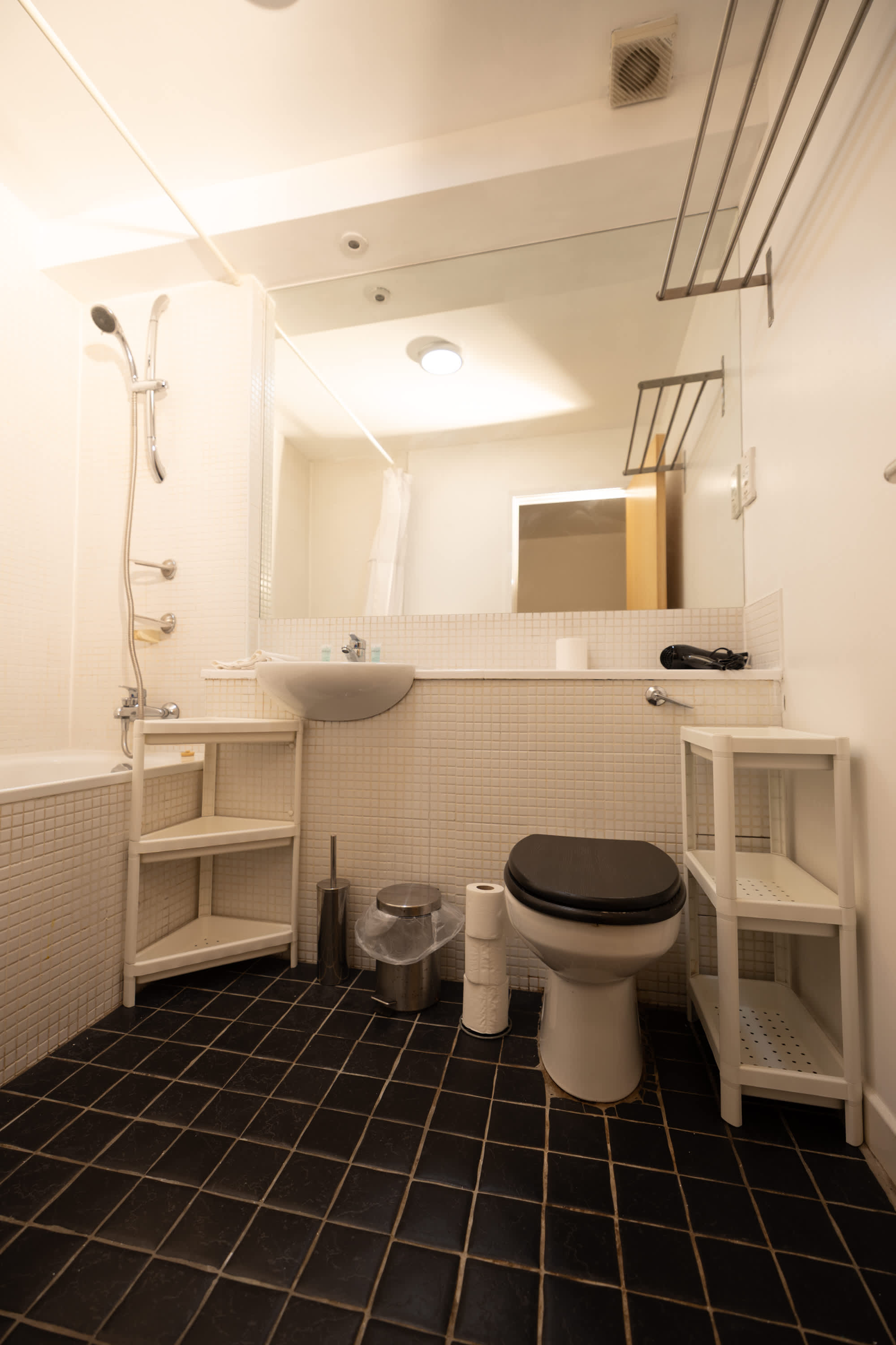 Muirhouse 2BR Apartment with Free Parking in Muirhouse Street 21 G41 1QD - Property image 19 - VivreStays