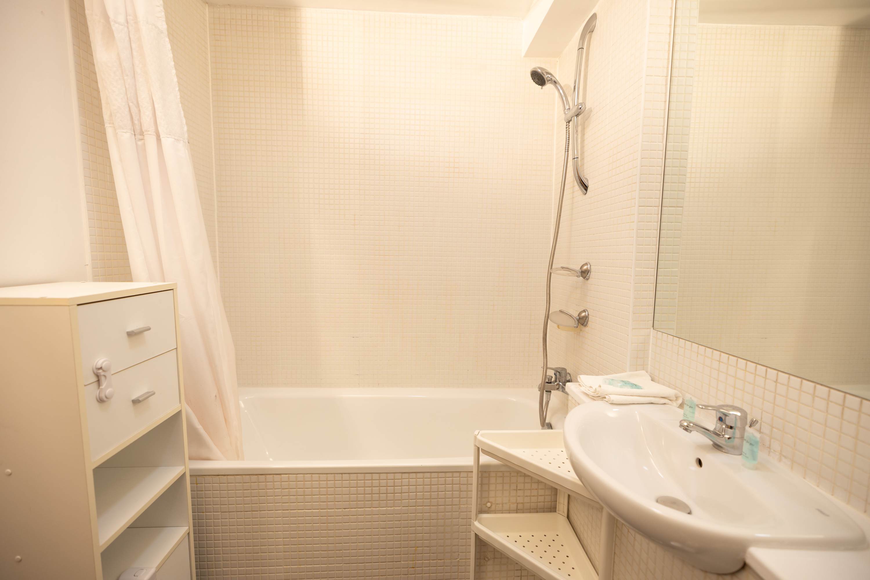 Muirhouse 2BR Apartment with Free Parking in Muirhouse Street 21 G41 1QD - Property image 22 - VivreStays
