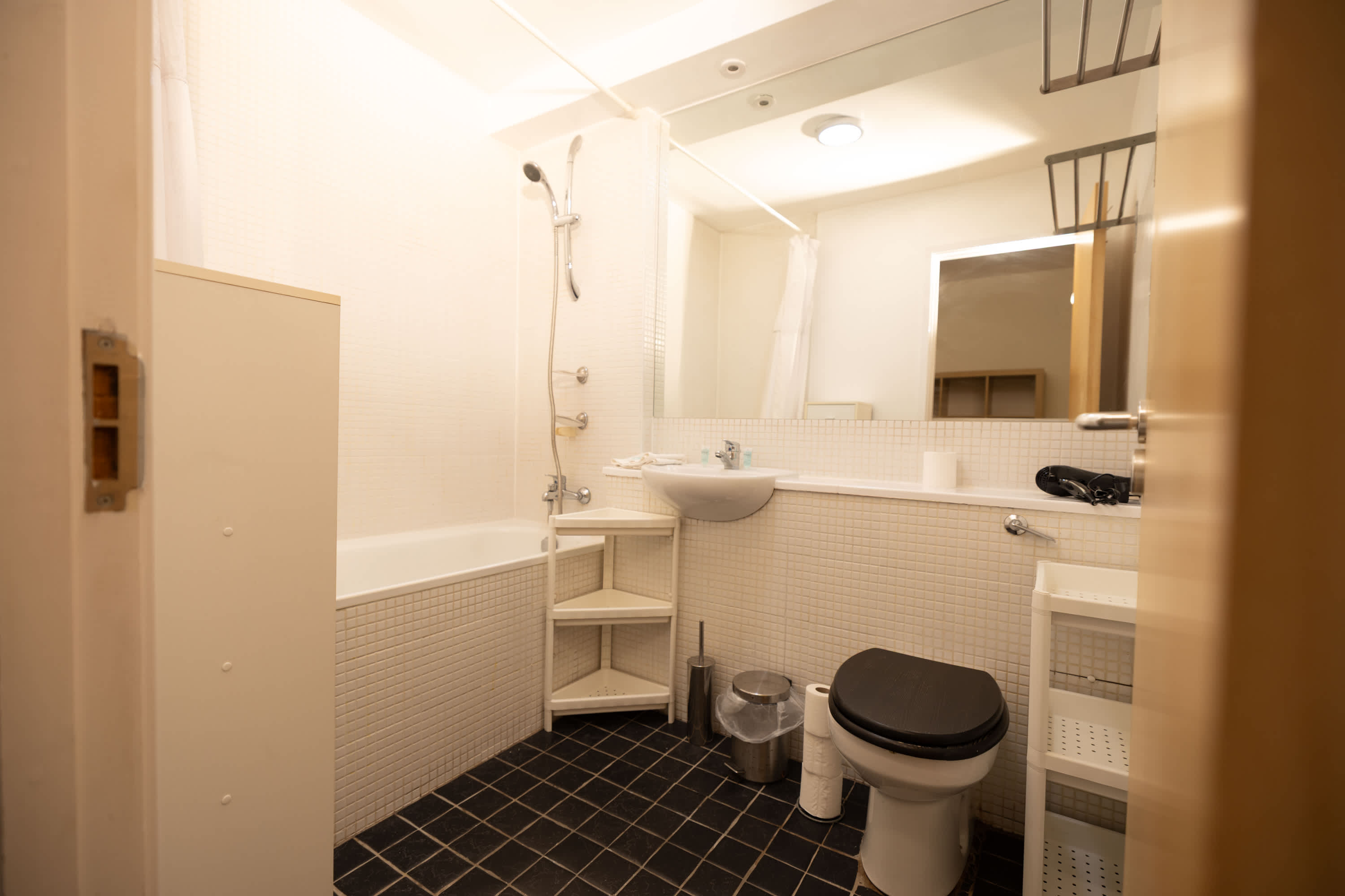 Muirhouse 2BR Apartment with Free Parking in Muirhouse Street 21 G41 1QD - Property image 23 - VivreStays
