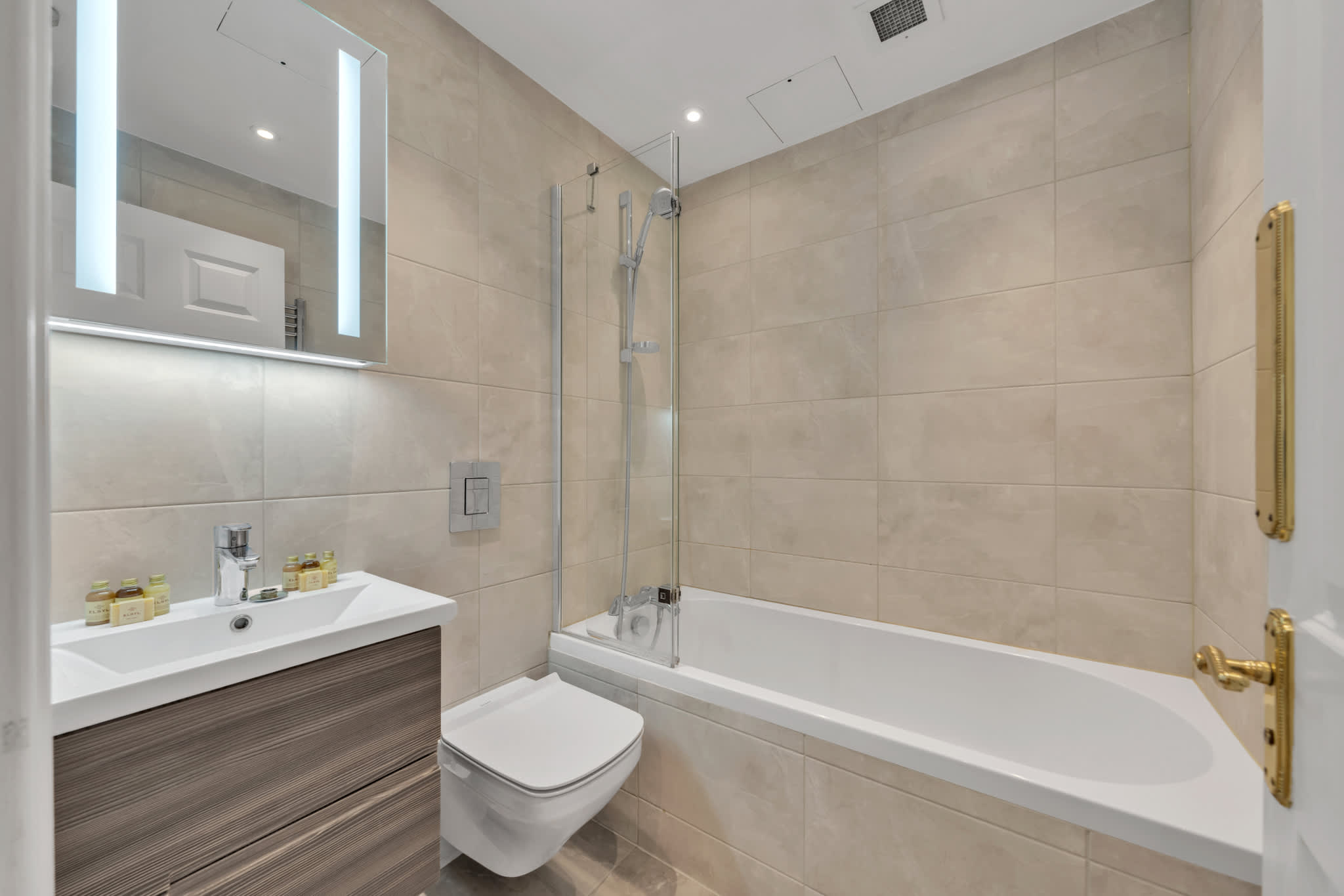 View Charming 2-Bedroom Apartment in Knightsbridge in Beaufort Gardens SW3 1QQ Charming 2-Bedroom Apartment in Knightsbridge in Beaufort Gardens SW3 1QQ - Property image 4 - VivreStays