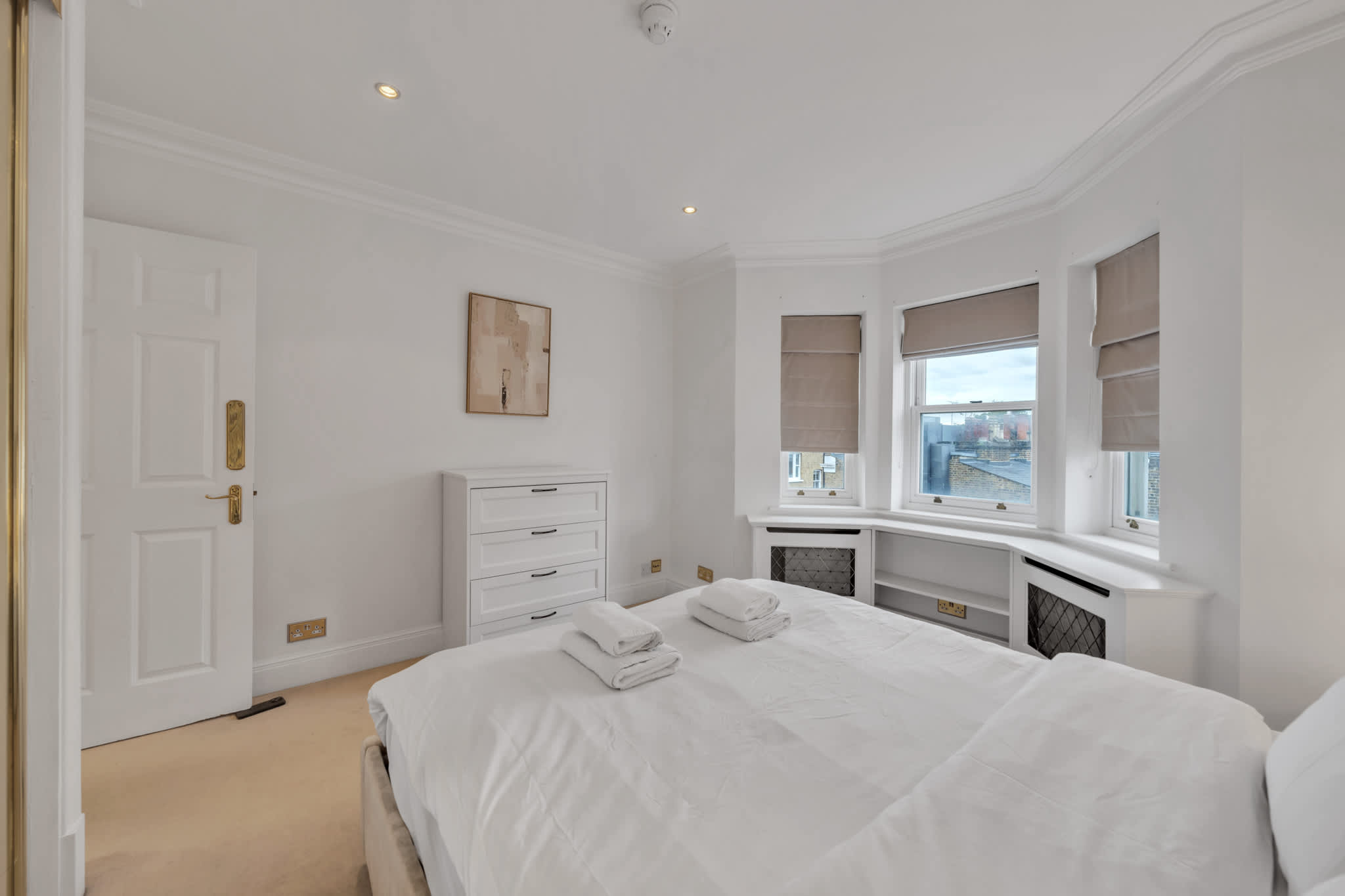 View Charming 2-Bedroom Apartment in Knightsbridge in Beaufort Gardens SW3 1QQ Charming 2-Bedroom Apartment in Knightsbridge in Beaufort Gardens SW3 1QQ - Property image 9 - VivreStays