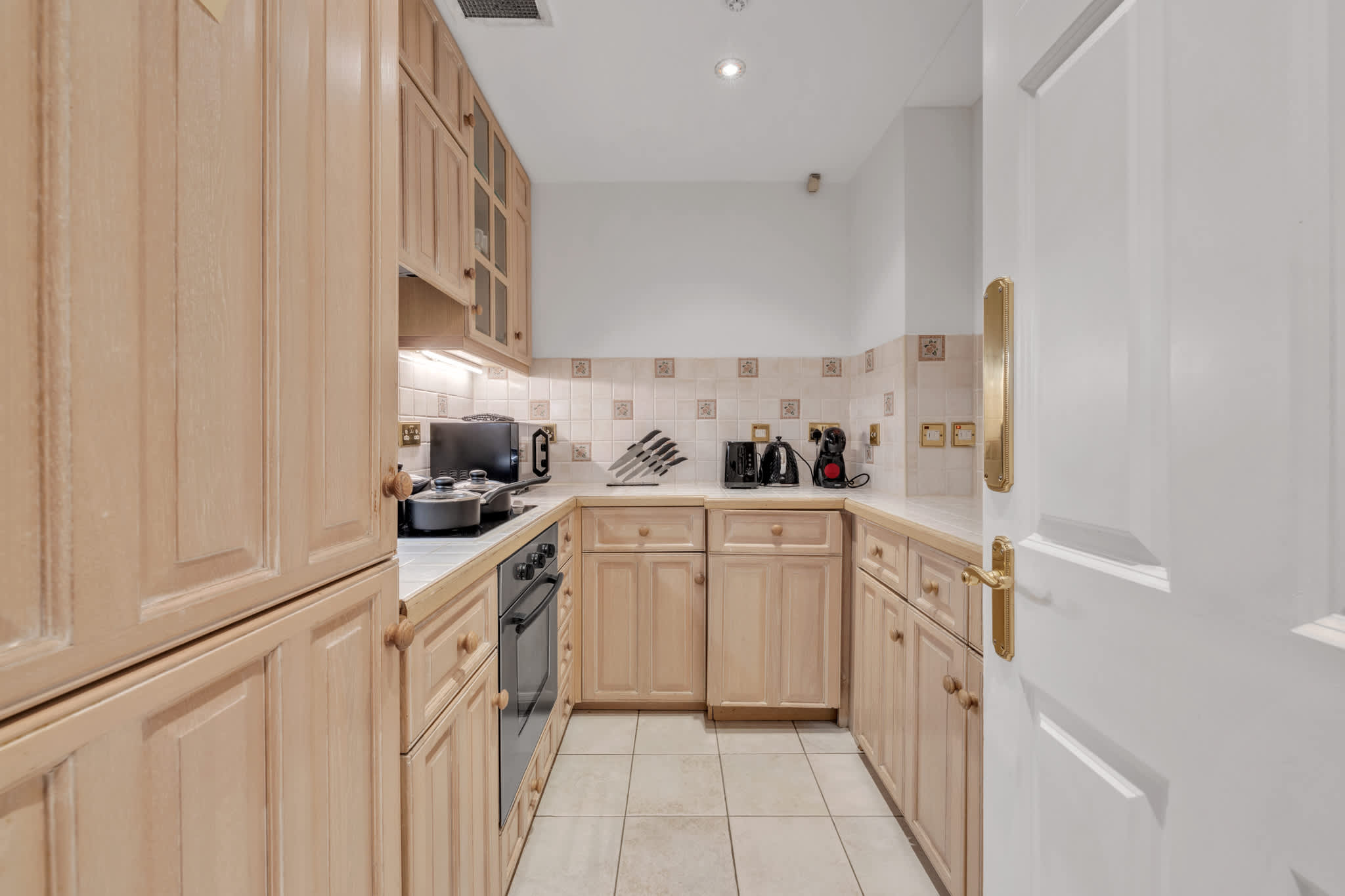 View Charming 2-Bedroom Apartment in Knightsbridge in Beaufort Gardens SW3 1QQ Charming 2-Bedroom Apartment in Knightsbridge in Beaufort Gardens SW3 1QQ - Property image 10 - VivreStays
