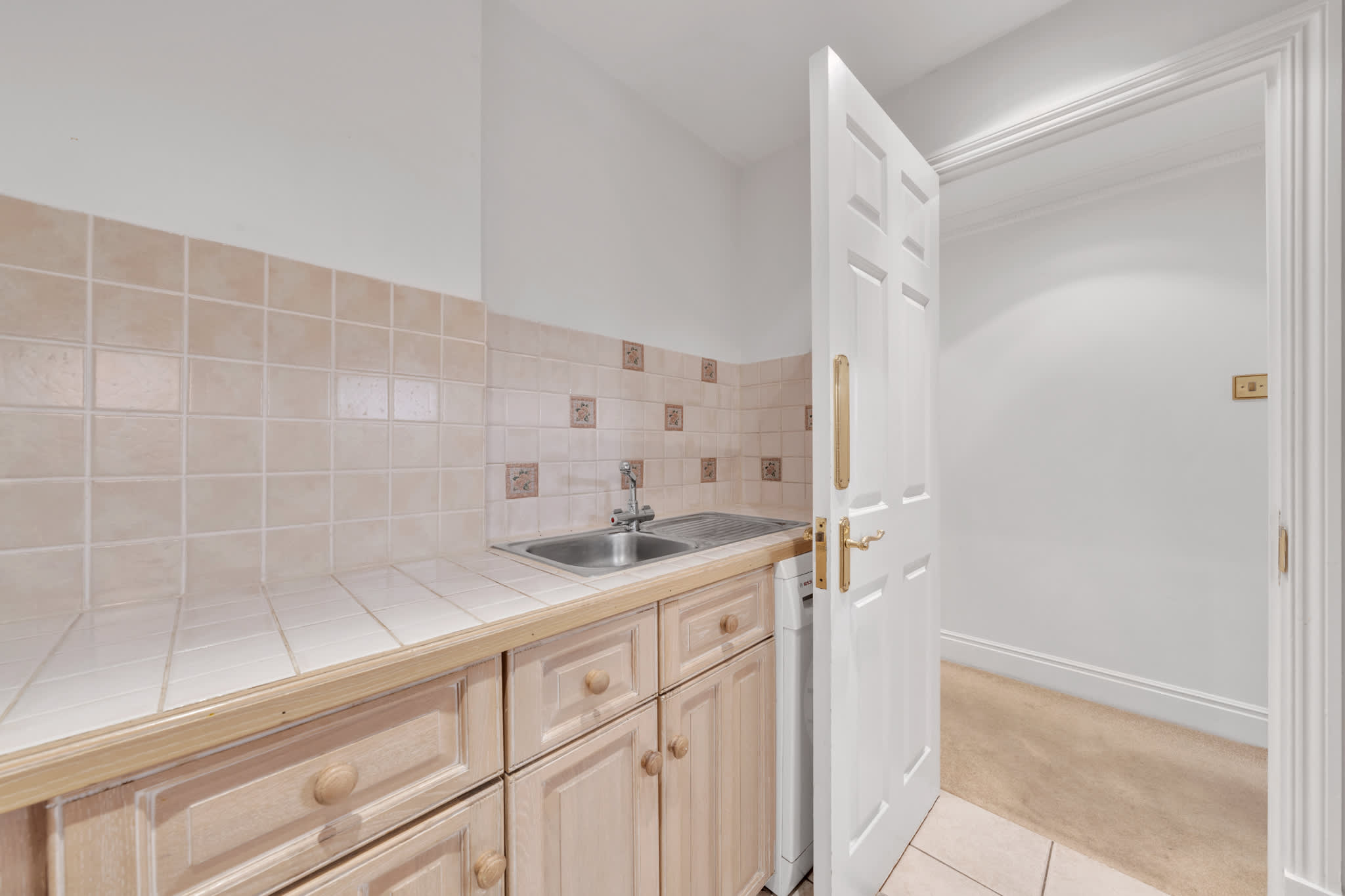 View Charming 2-Bedroom Apartment in Knightsbridge in Beaufort Gardens SW3 1QQ Charming 2-Bedroom Apartment in Knightsbridge in Beaufort Gardens SW3 1QQ - Property image 11 - VivreStays