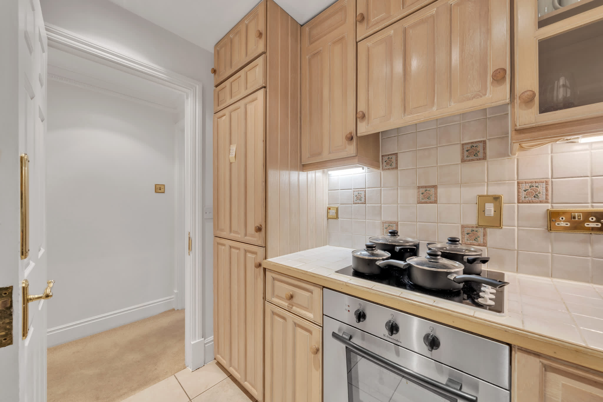 View Charming 2-Bedroom Apartment in Knightsbridge in Beaufort Gardens SW3 1QQ Charming 2-Bedroom Apartment in Knightsbridge in Beaufort Gardens SW3 1QQ - Property image 14 - VivreStays