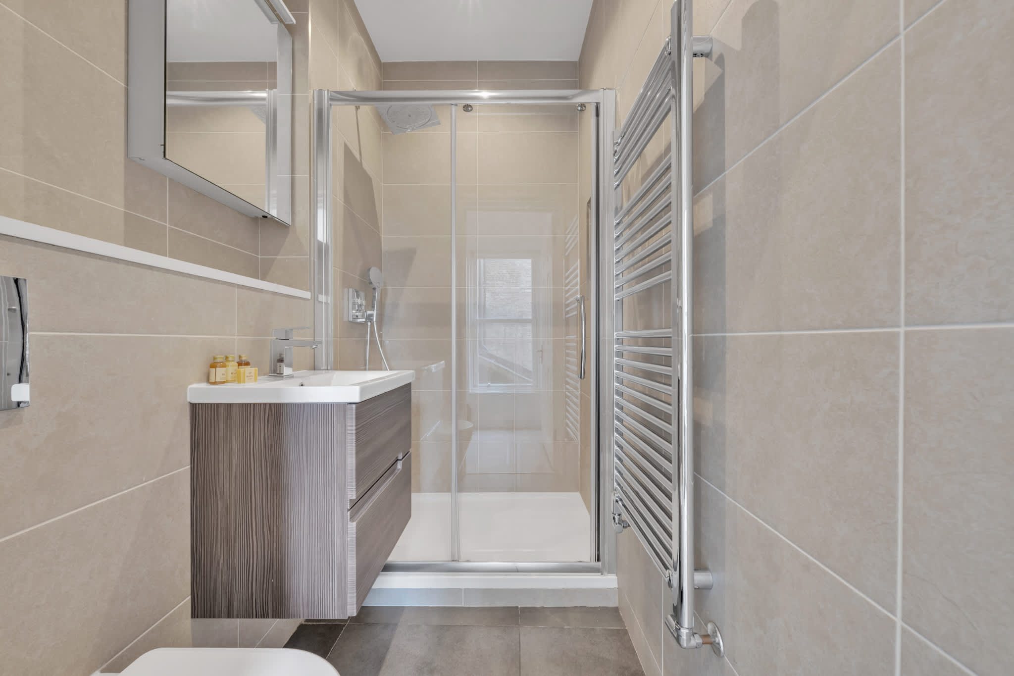 Luxury 2-Bedroom apartment next to Harrods in Beaufort Gardens SW3 - Property image 10 - VivreStays