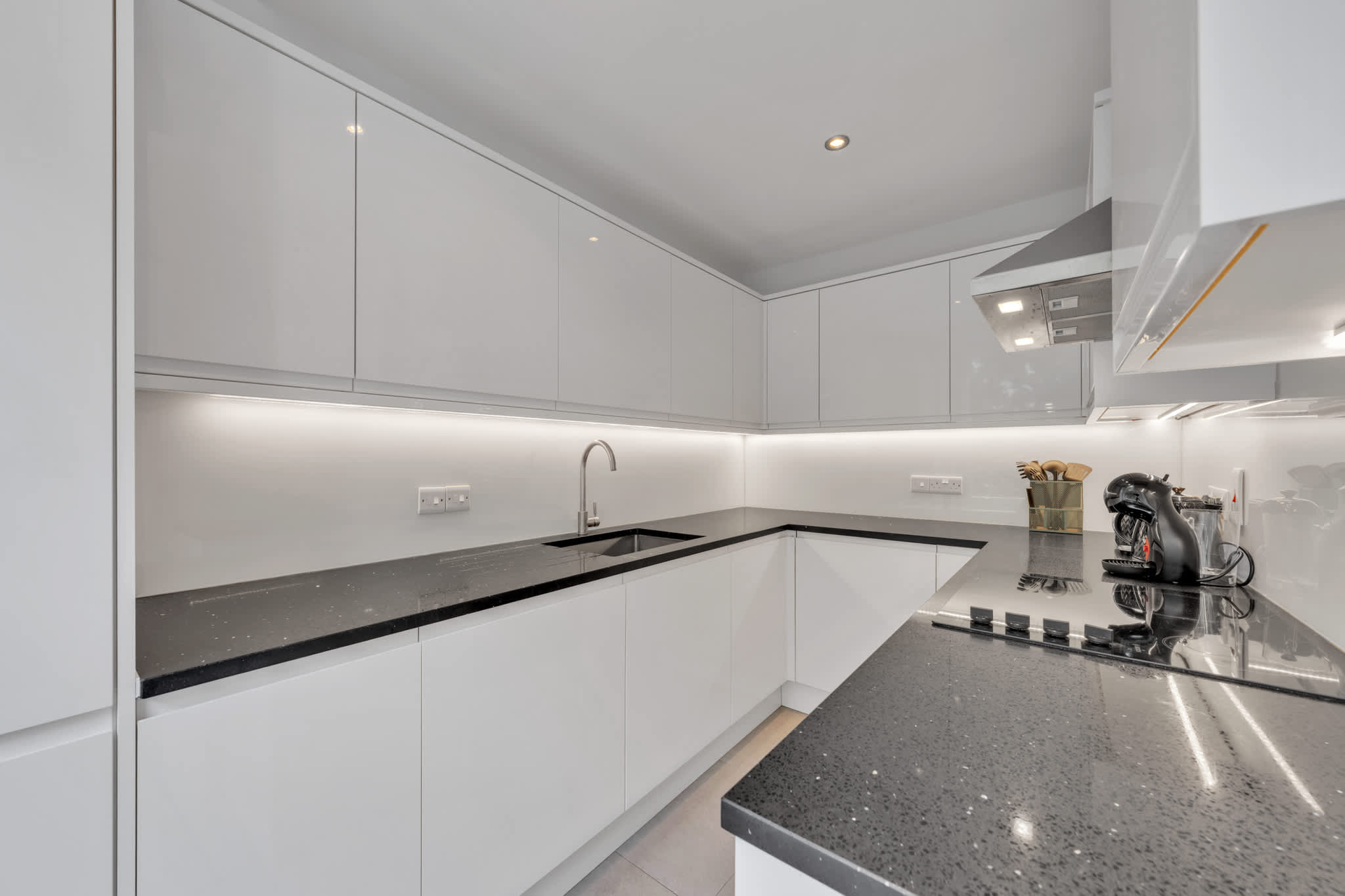 Luxury 2-Bedroom apartment next to Harrods in Beaufort Gardens SW3 - Property image 12 - VivreStays