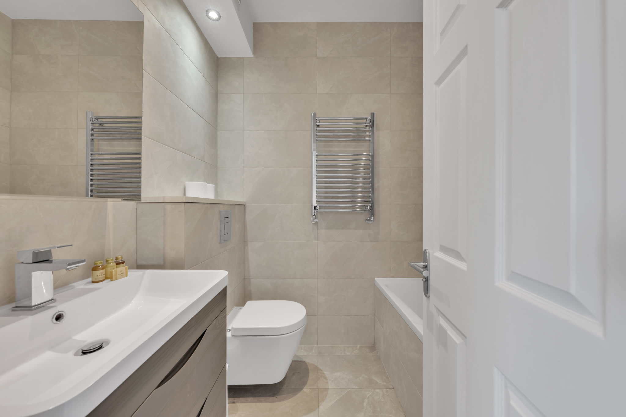Luxury 2-Bedroom apartment next to Harrods in Beaufort Gardens SW3 - Property image 14 - VivreStays