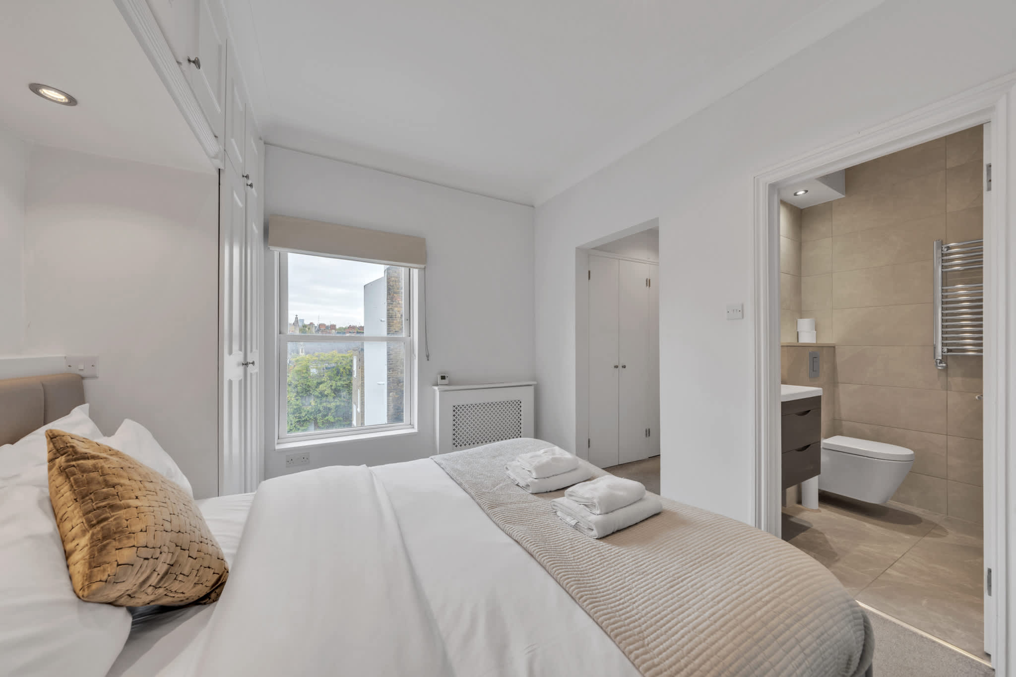 Luxury 2-Bedroom apartment next to Harrods in Beaufort Gardens SW3 - Property image 8 - VivreStays