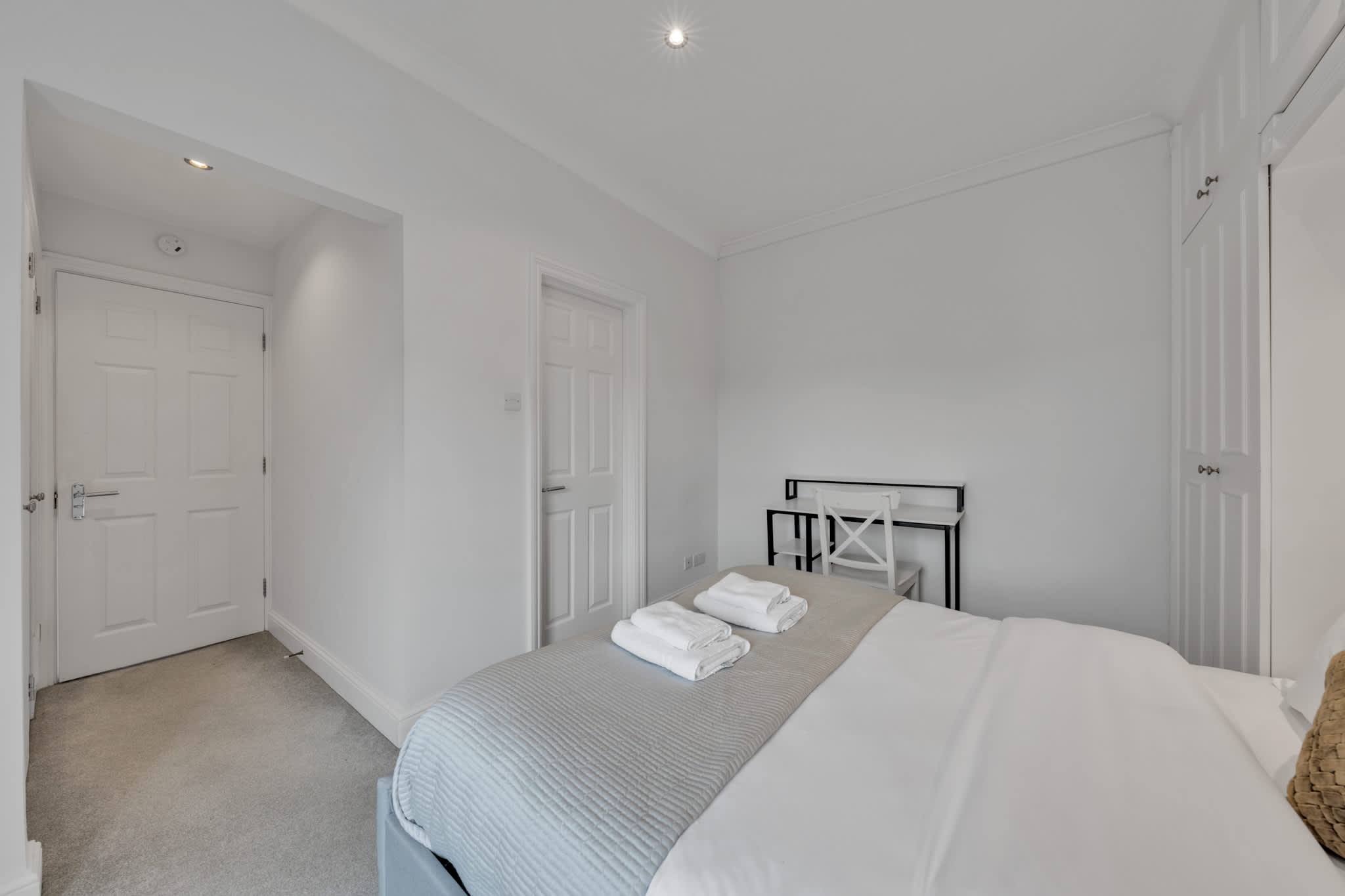 Luxury 2-Bedroom apartment next to Harrods in Beaufort Gardens SW3 - Property image 15 - VivreStays