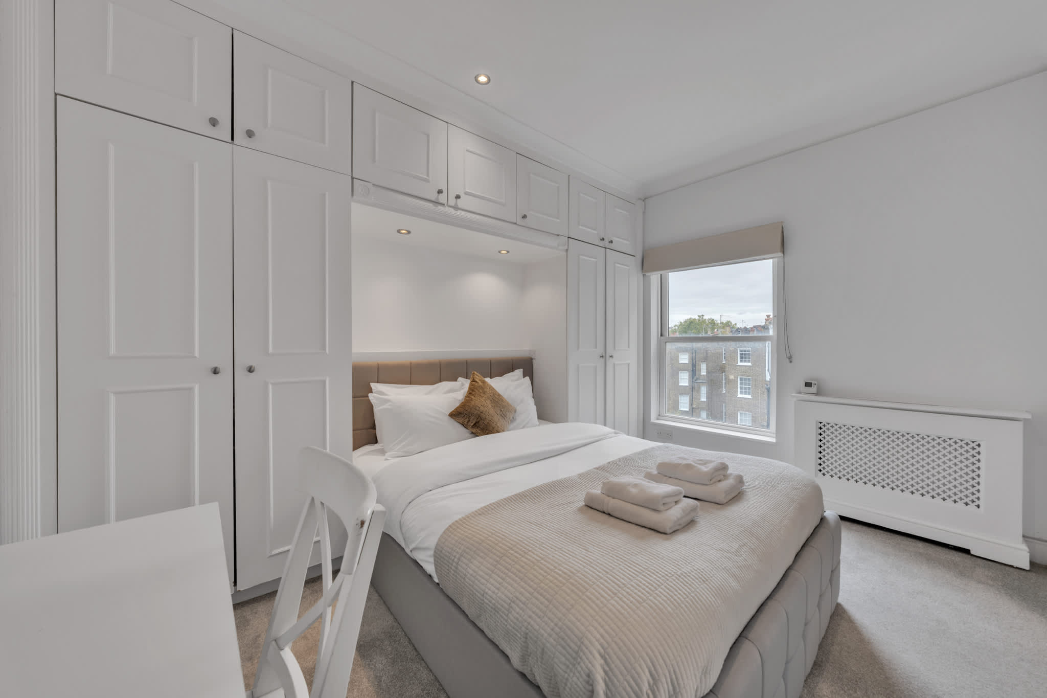 Luxury 2-Bedroom apartment next to Harrods in Beaufort Gardens SW3 - Property image 3 - VivreStays