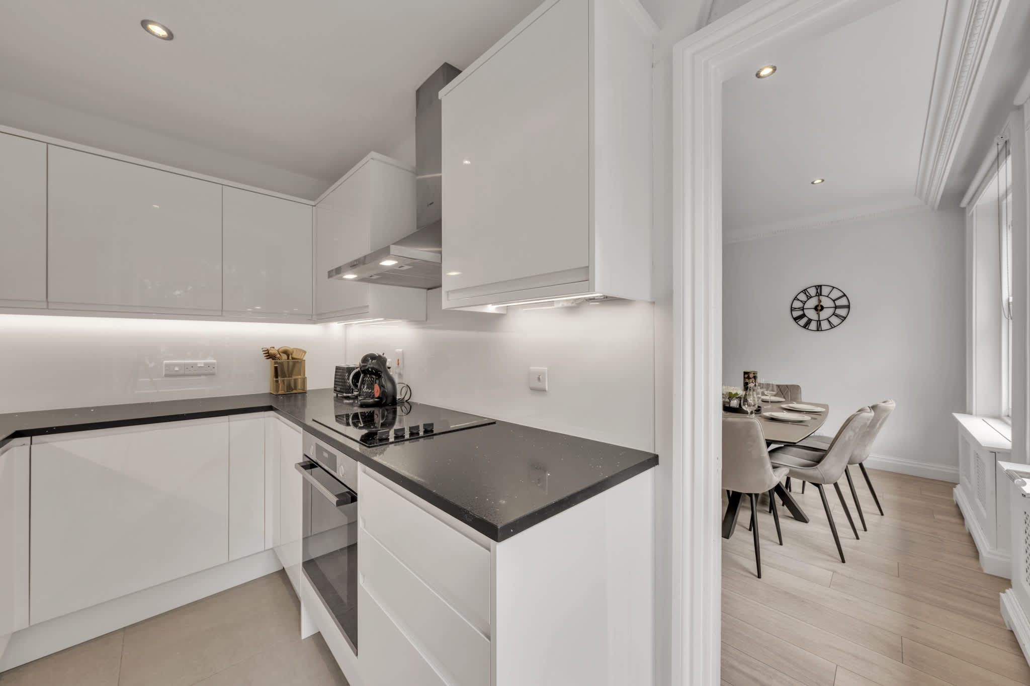 Luxury 2-Bedroom apartment next to Harrods in Beaufort Gardens SW3 - Property image 17 - VivreStays