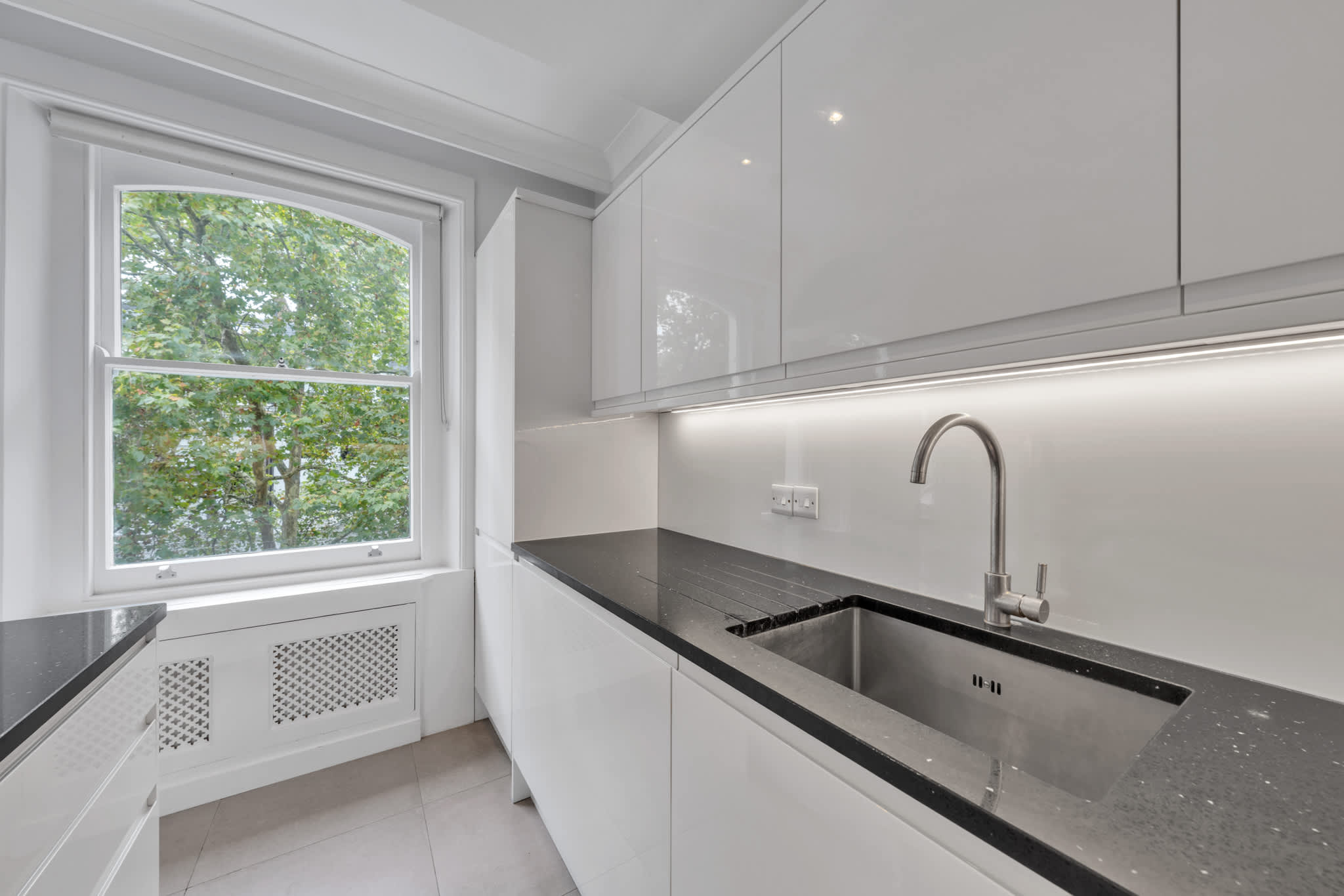 Luxury 2-Bedroom apartment next to Harrods in Beaufort Gardens SW3 - Property image 18 - VivreStays