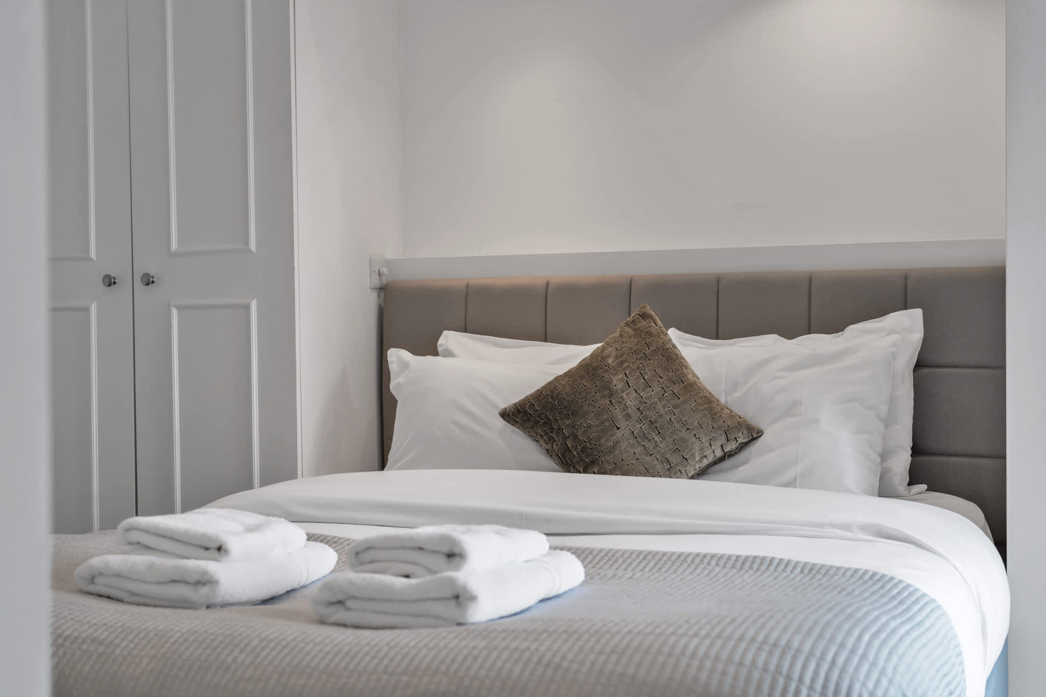 Luxury 2-Bedroom apartment next to Harrods in Beaufort Gardens SW3 - Property image 25 - VivreStays