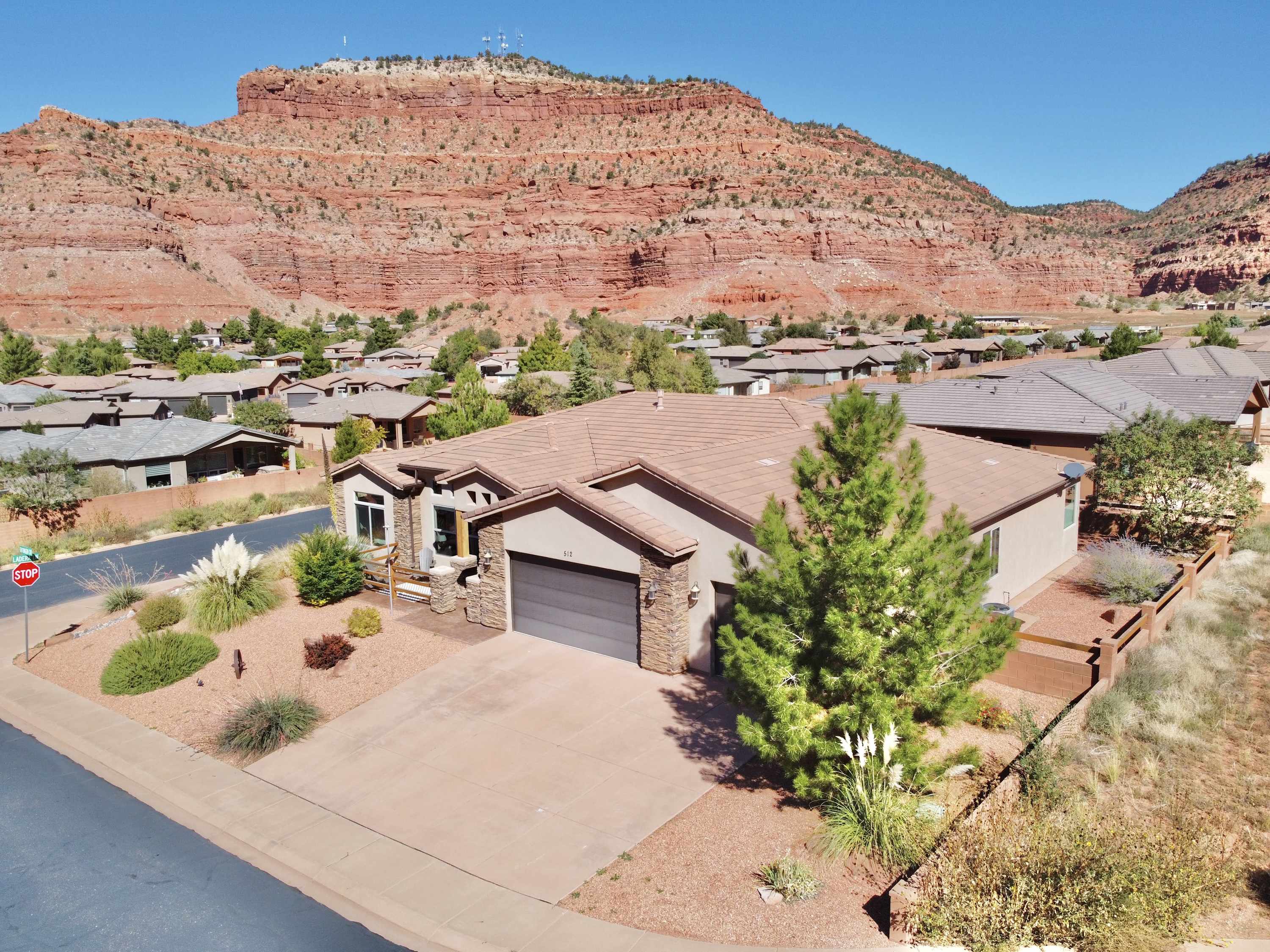 Upscale 4 bedroom family home near Zion w pool & hot tub — Kanab, UT — vacation rental