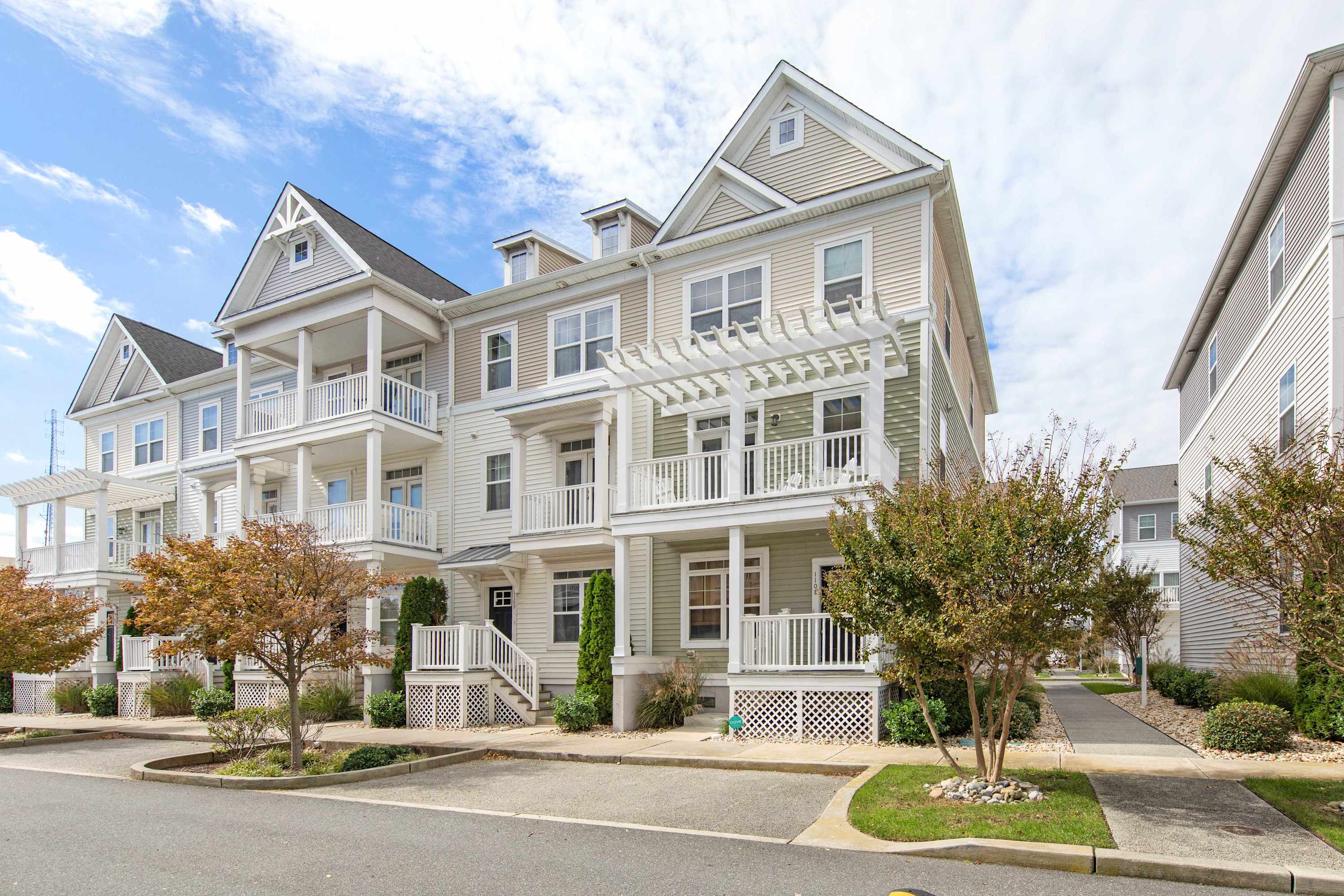 Broad Marsh 110E | Large Family Townhome with Pool