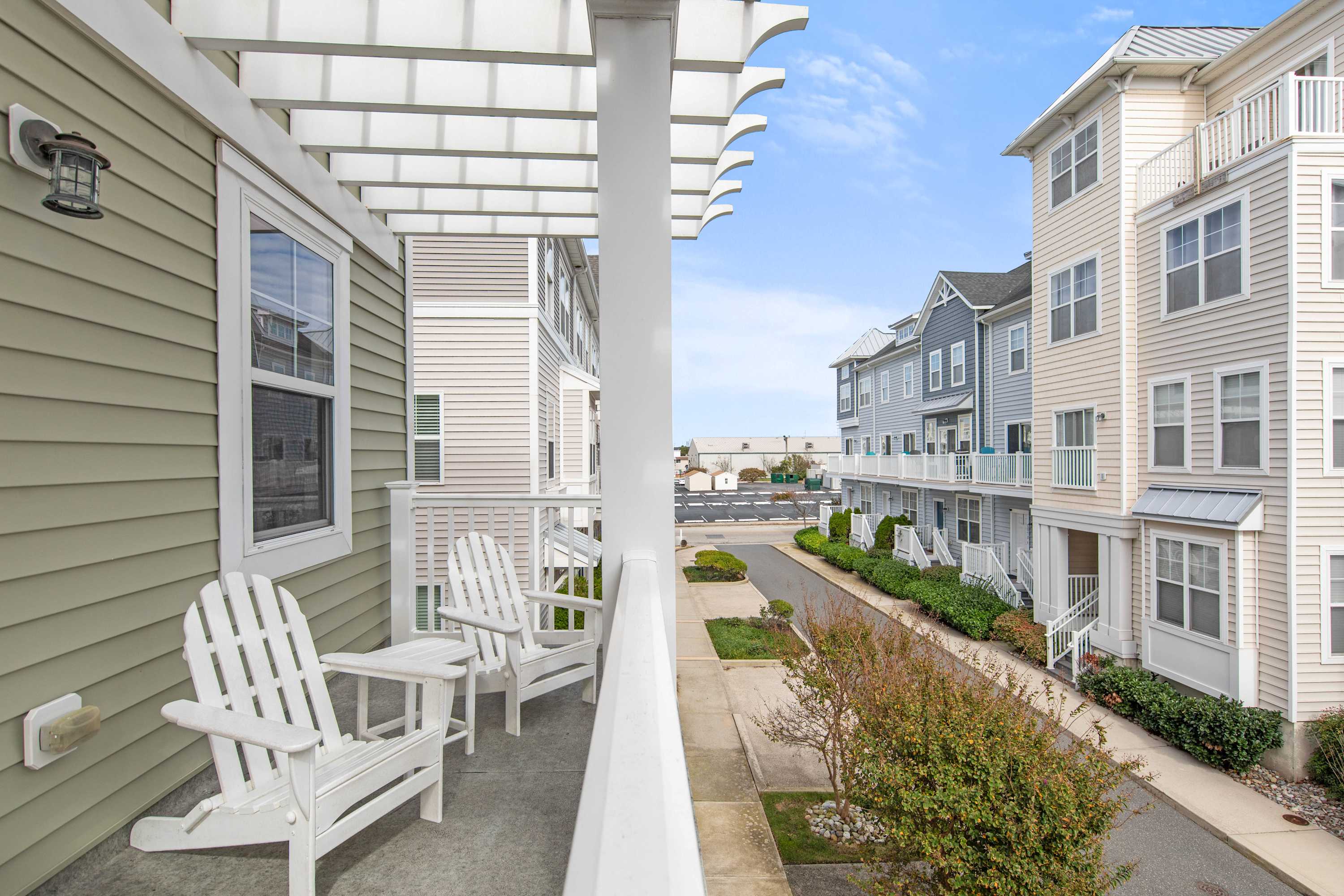 Broad Marsh 110E | Large Family Townhome with Pool