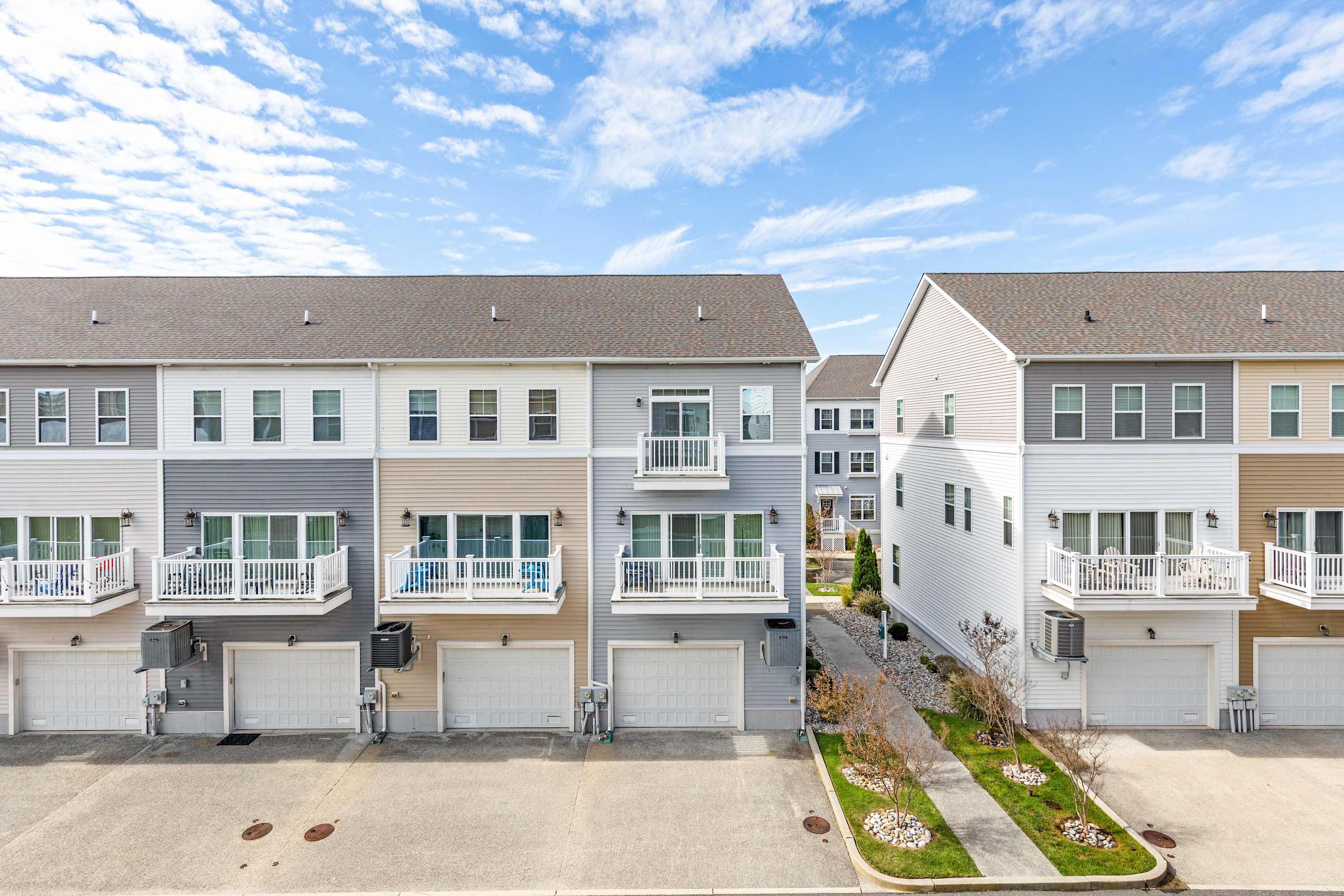 Broad Marsh 110E | Large Family Townhome with Pool