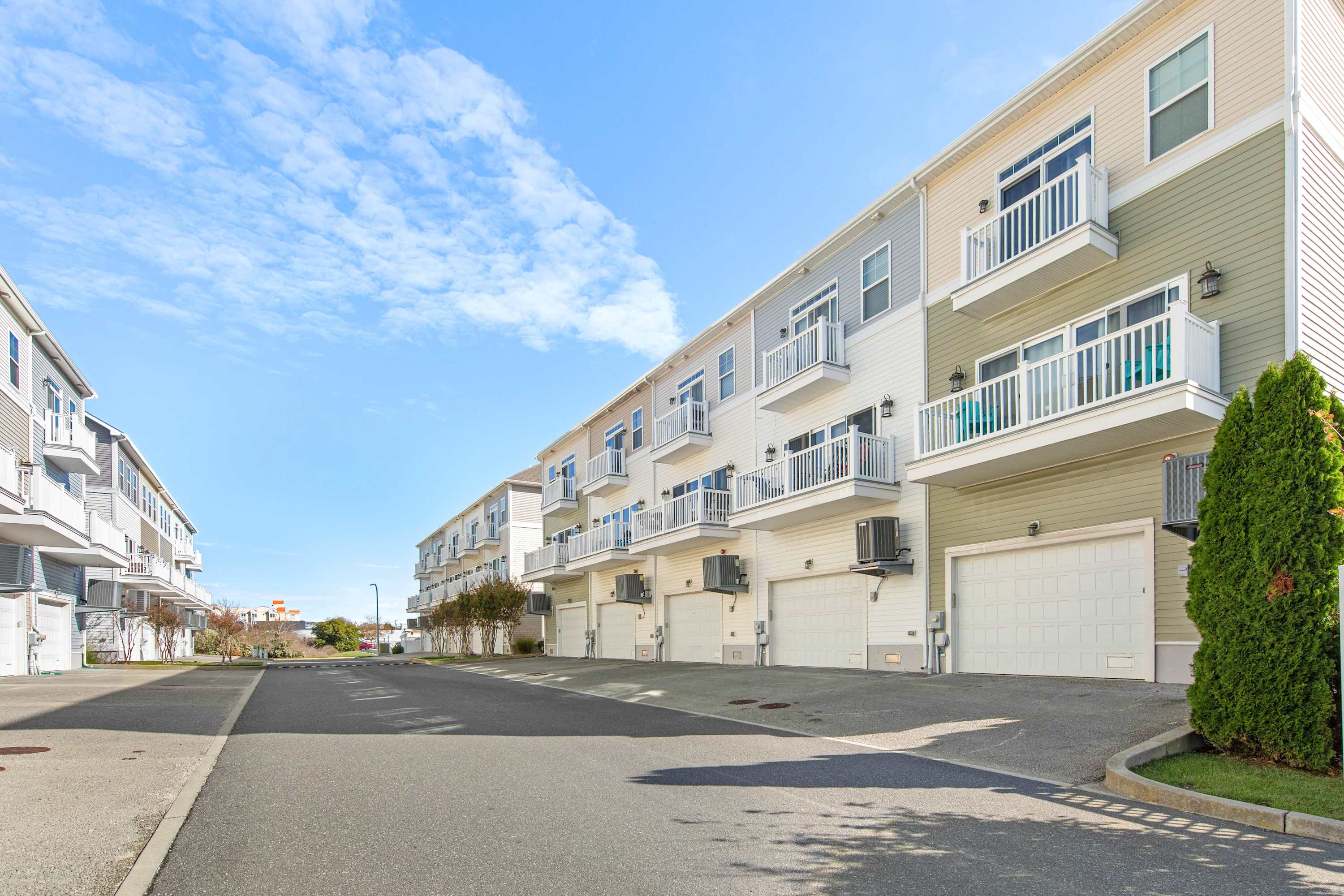 Broad Marsh 110E | Large Family Townhome with Pool