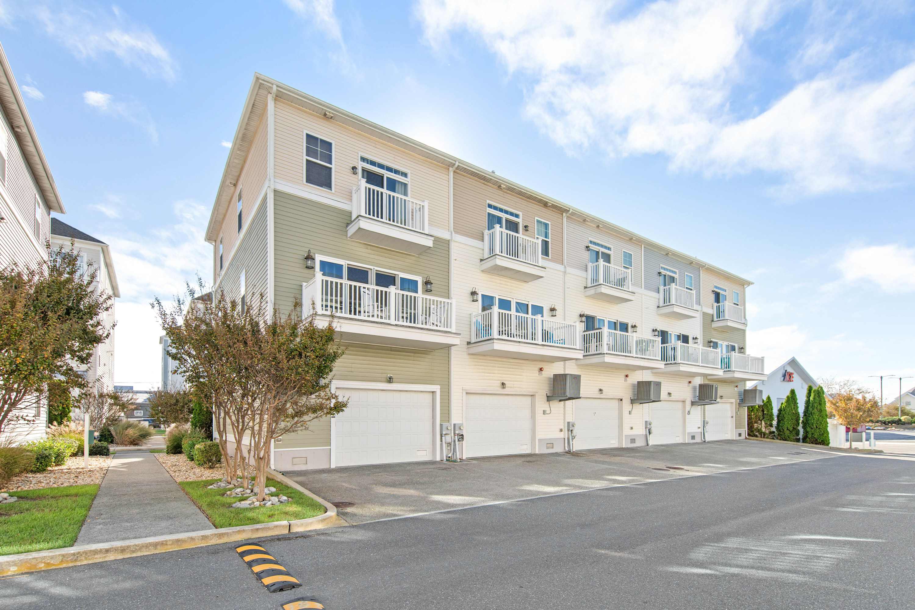 Broad Marsh 110E | Large Family Townhome with Pool