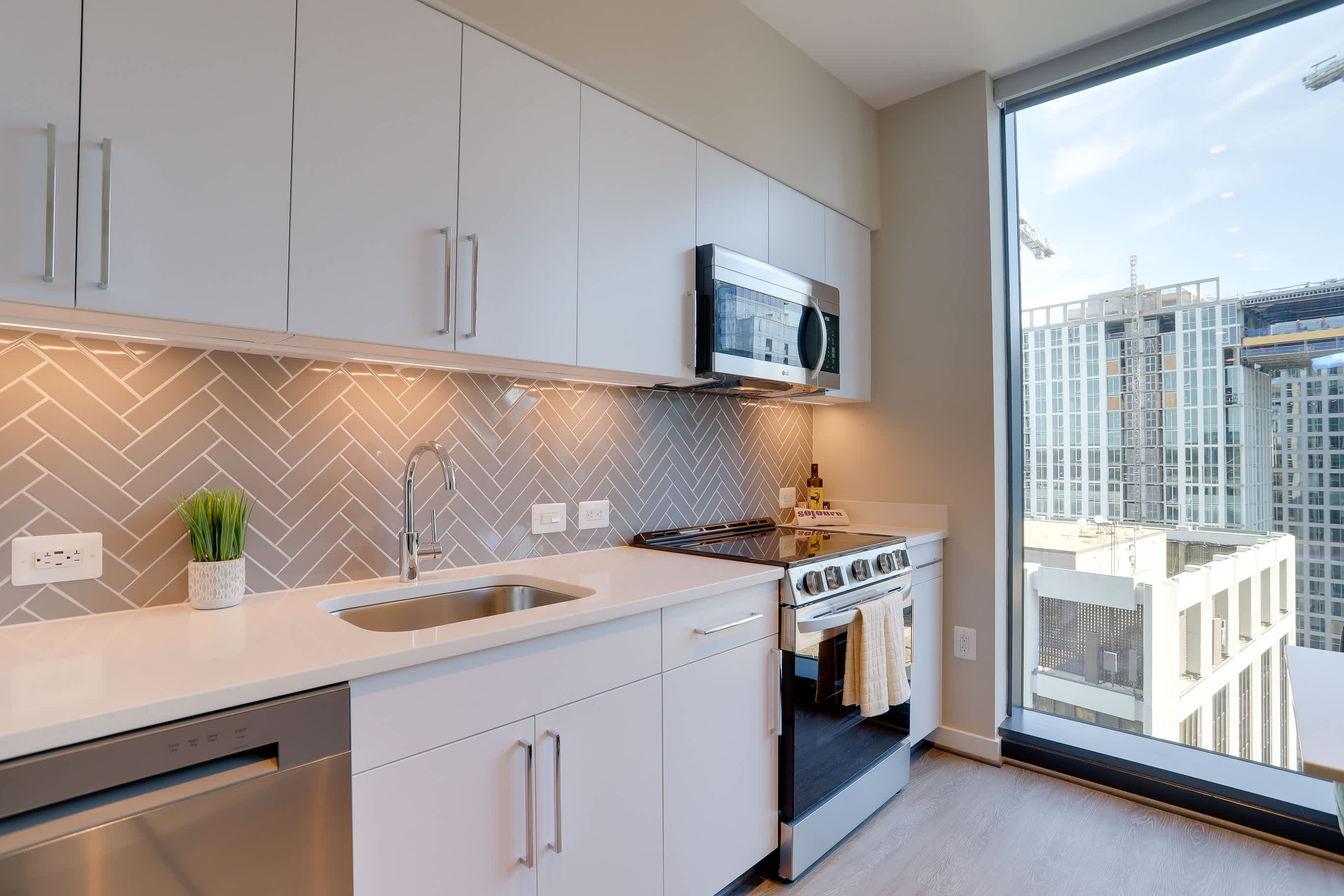 Sojourn Rosslyn Gym Pool Rooftop & Free Parking 5