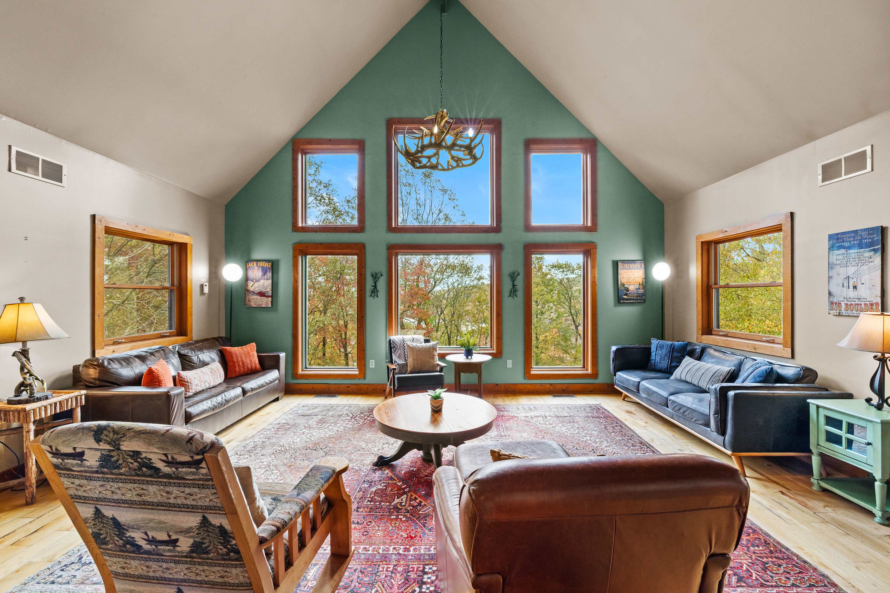5BR Dog Friendly Poconos Cabin, Lakes, Hot Tub 2