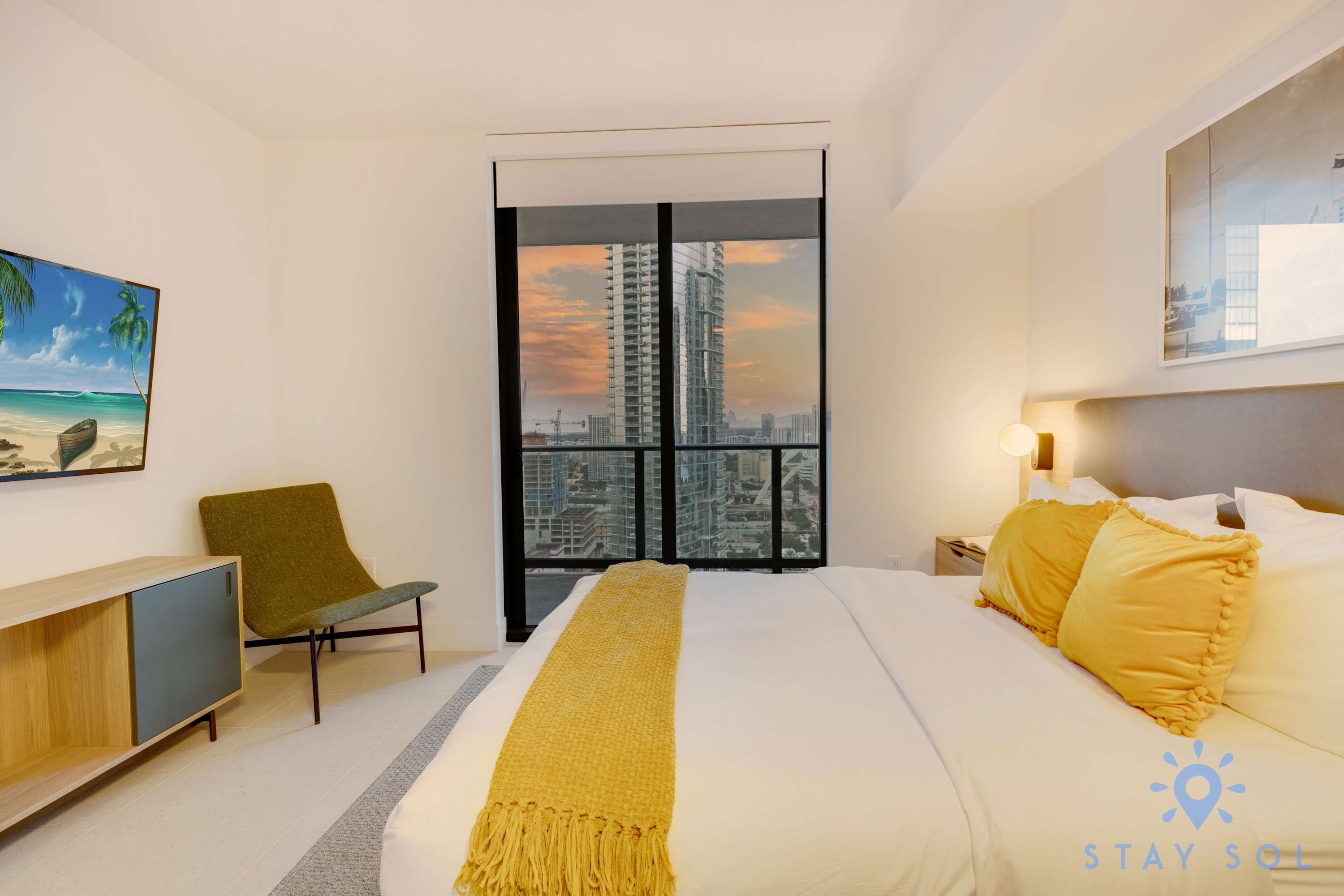 Amazing 2BR Apt w/Private Balcony - Gym & Pool