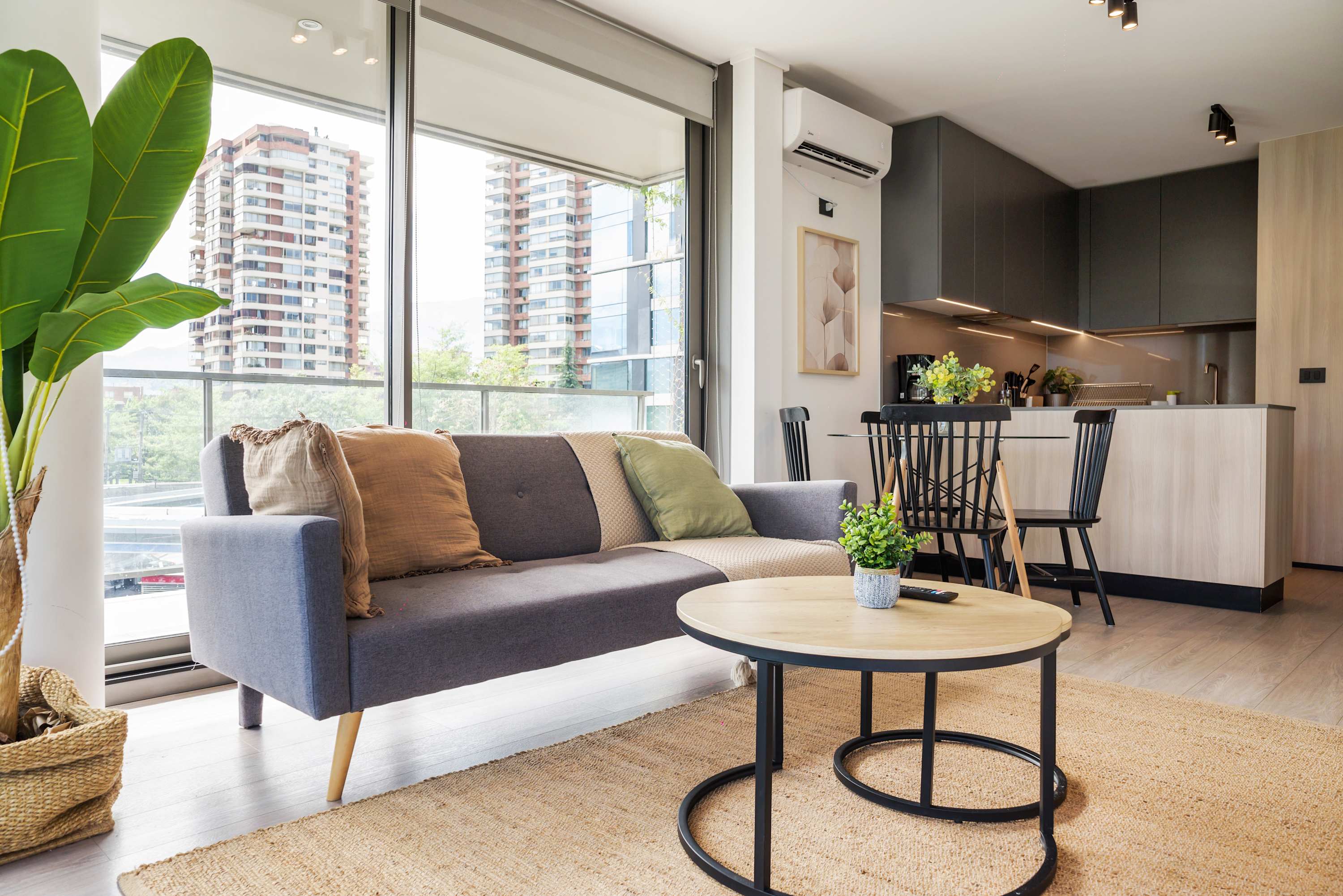 Bright and modern living space with city views, perfect for relaxation and entertaining.