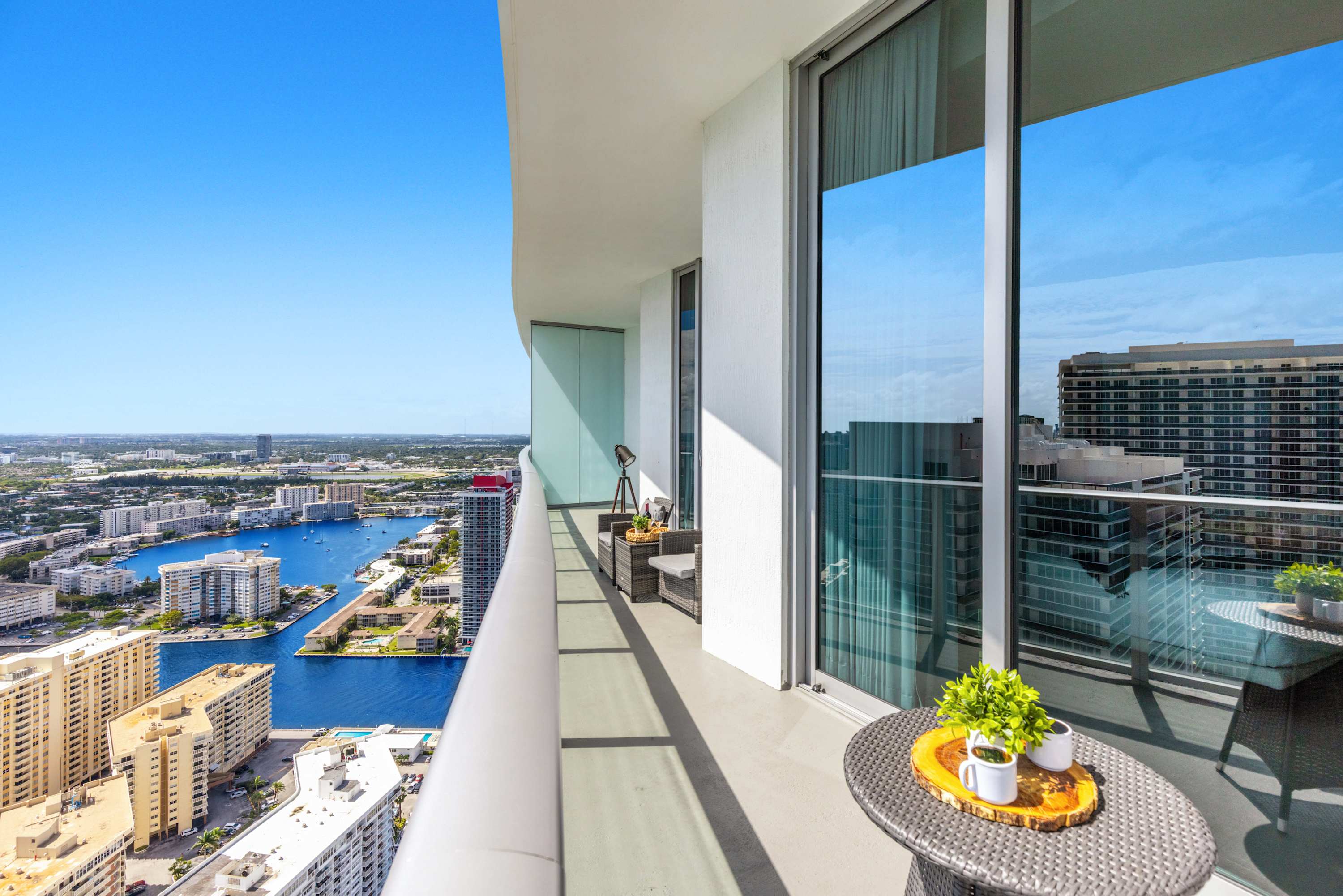 2BR Apt w/Ocean View Balcony & Pool