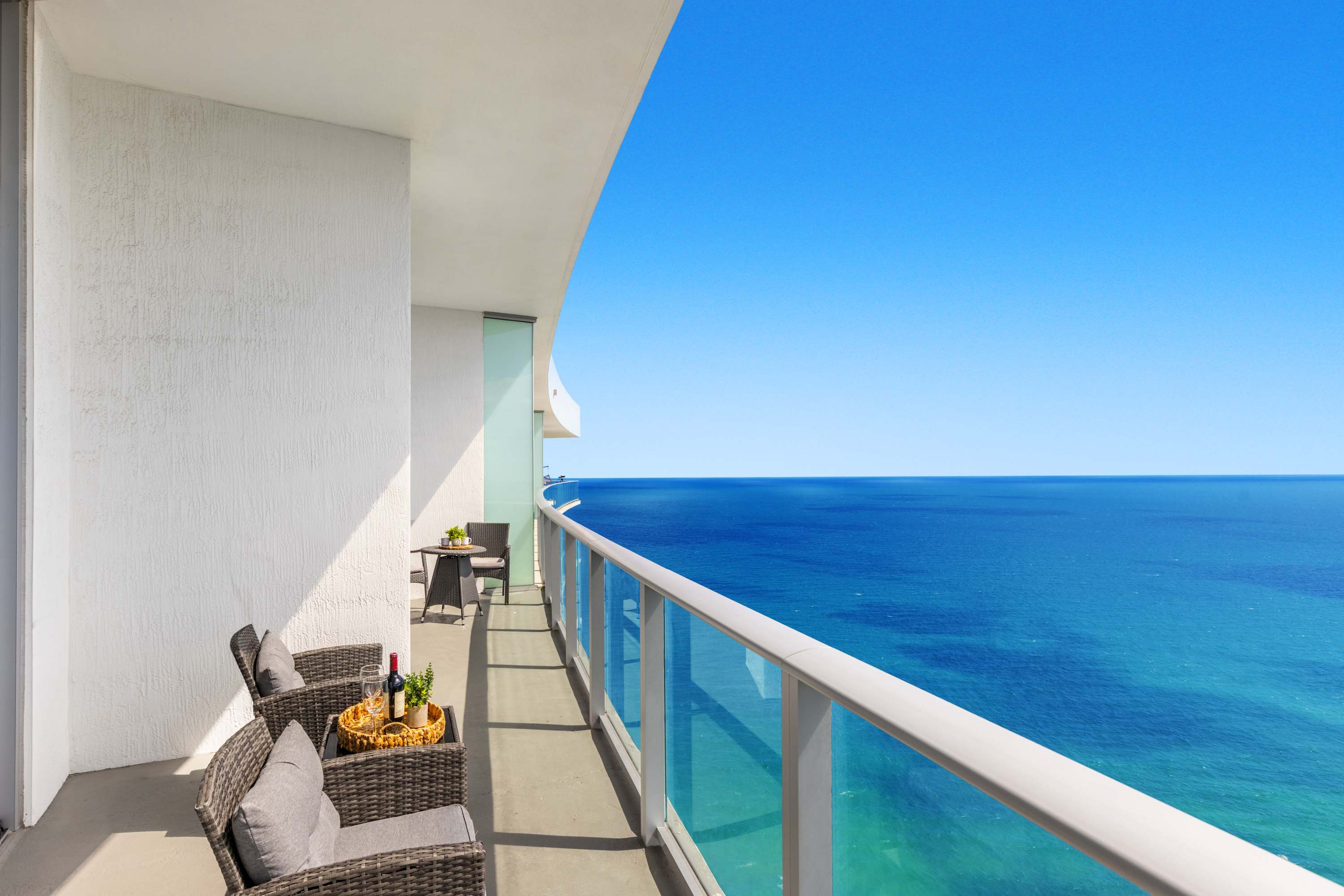 2BR Ocean View Balcony & Pool