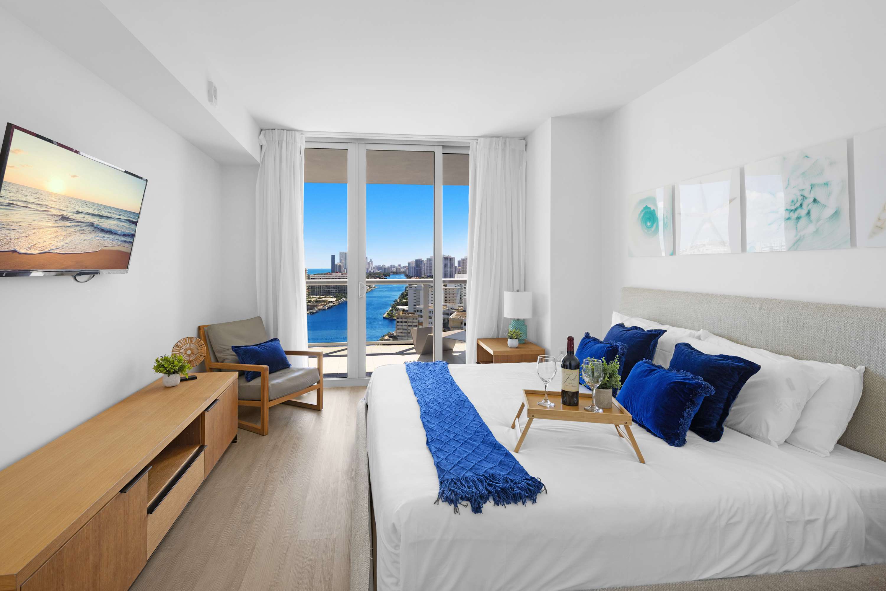 Amazing Apt w/Stunning View + Pool + Gym