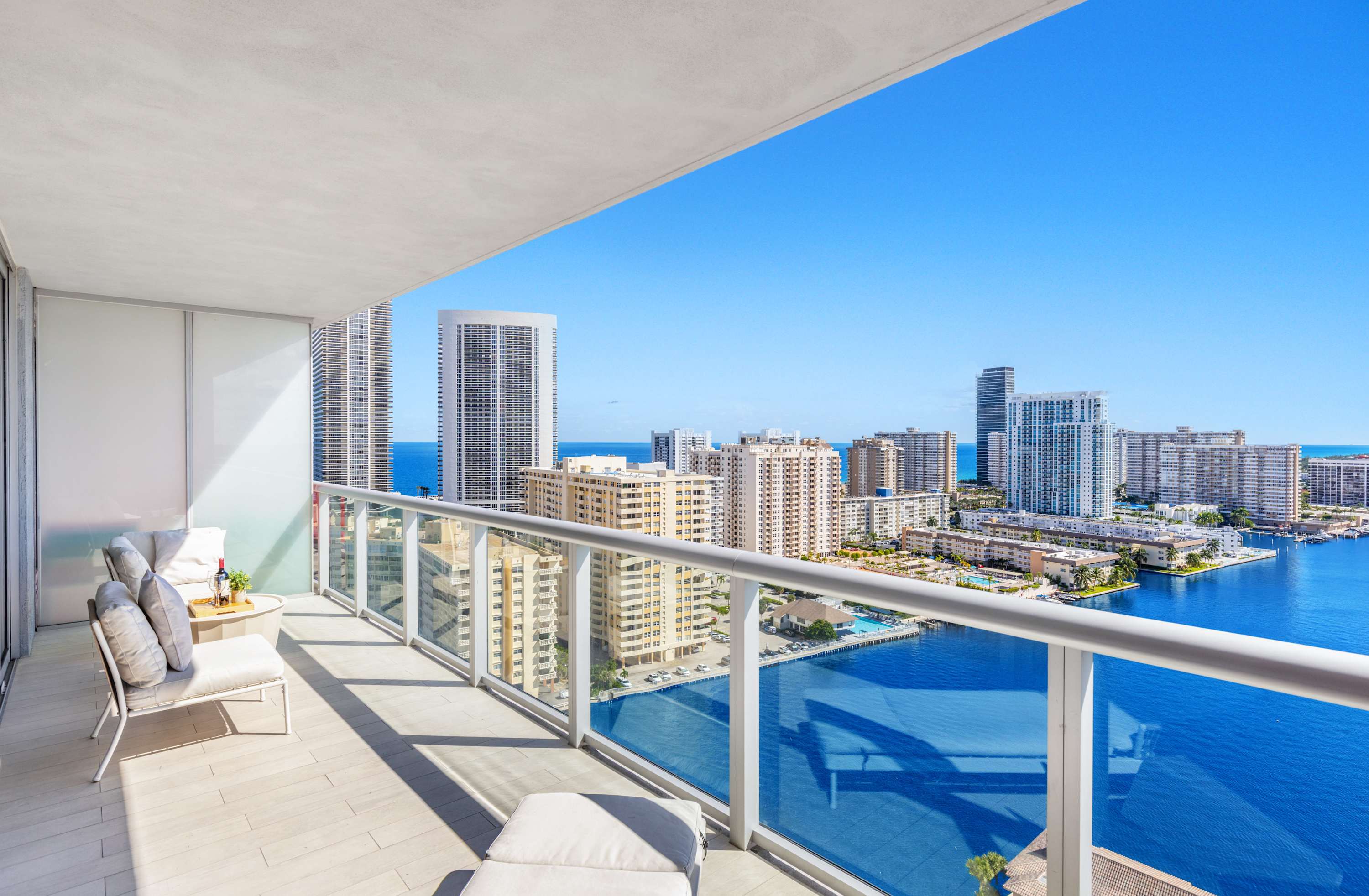 Amazing Apt w/Stunning View + Pool + Gym