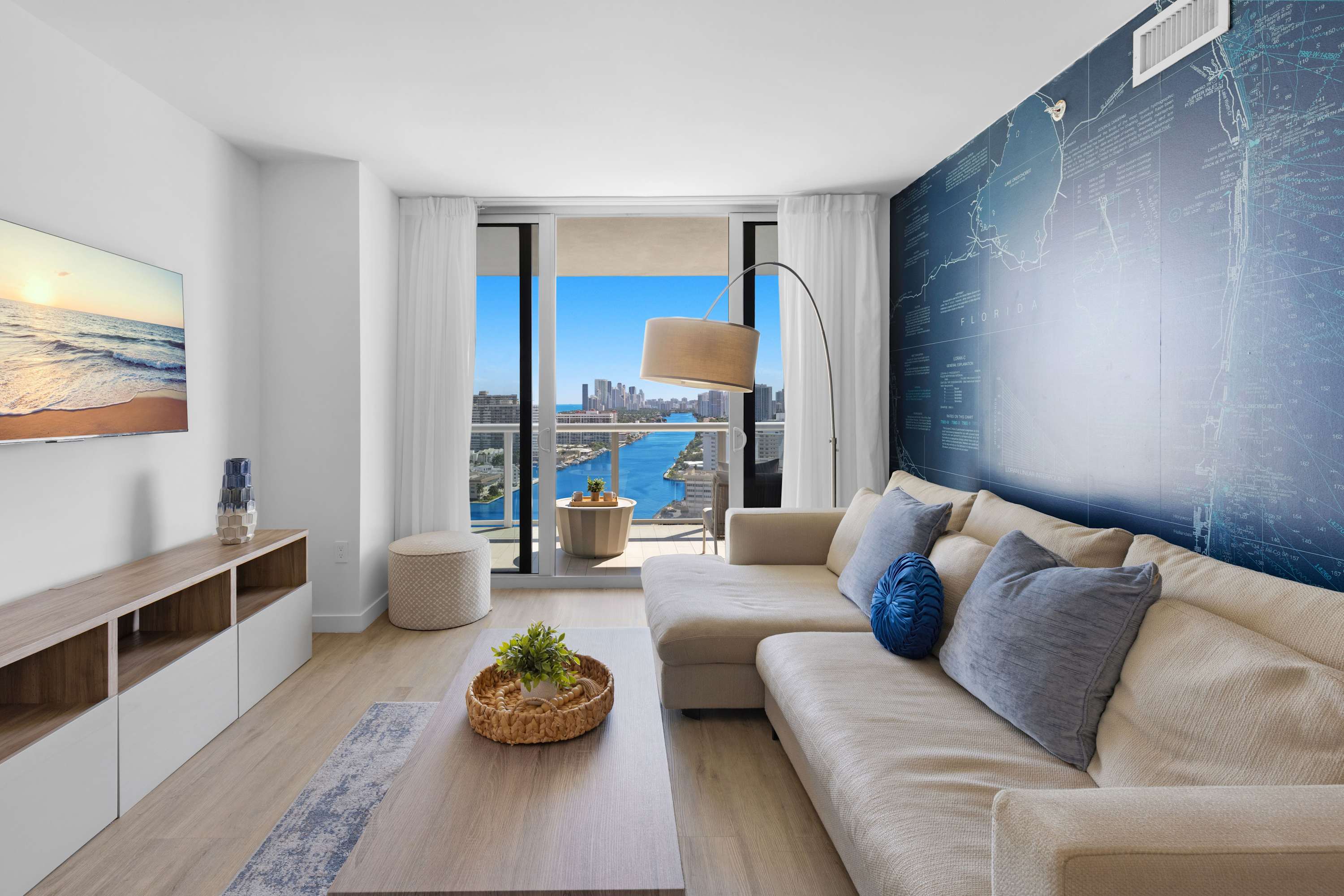 Amazing Apt w/Stunning View + Pool + Gym