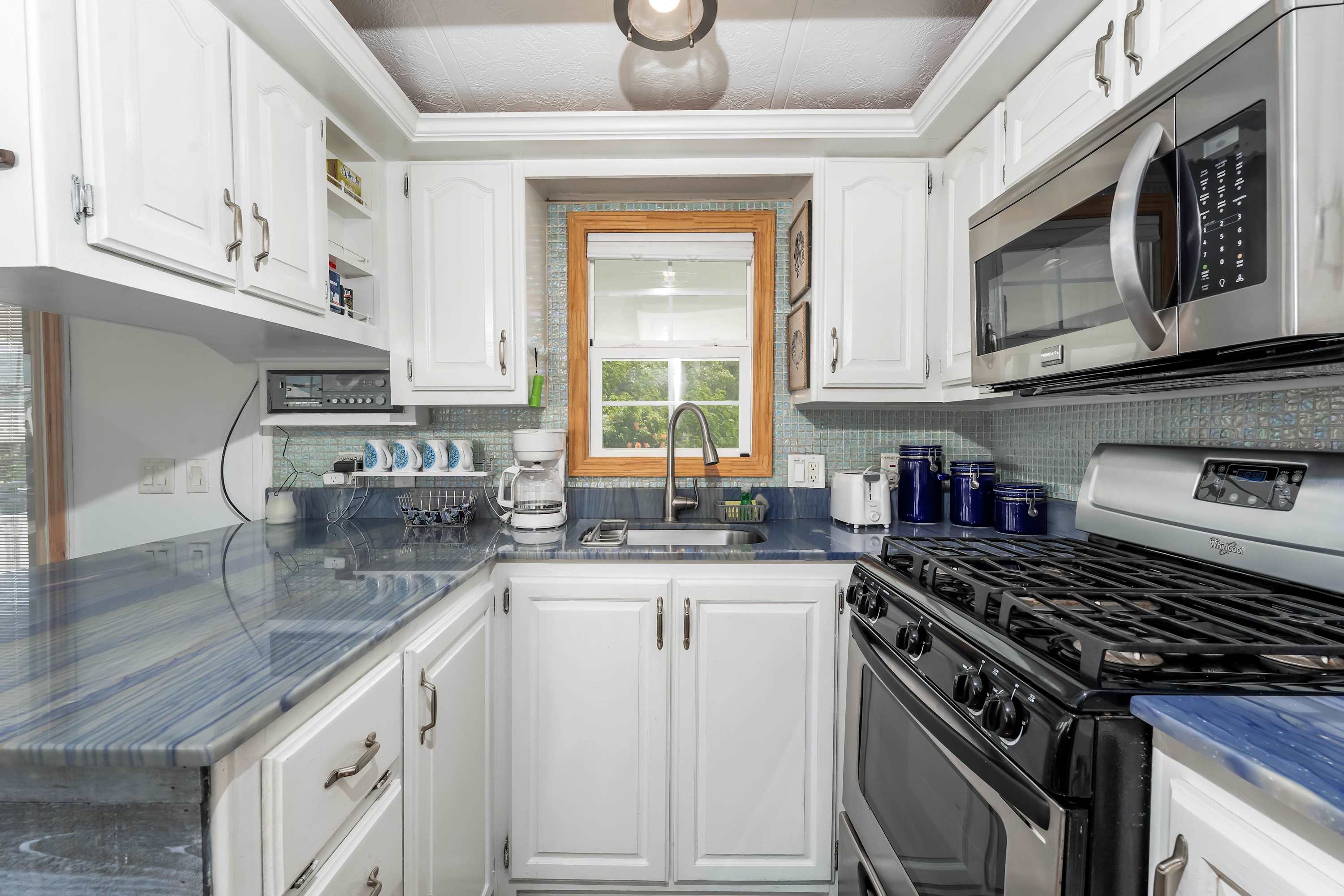 Modern Kitchen Setup – Stainless steel appliances, ample counter space, and all the essentials for a comfortable stay.