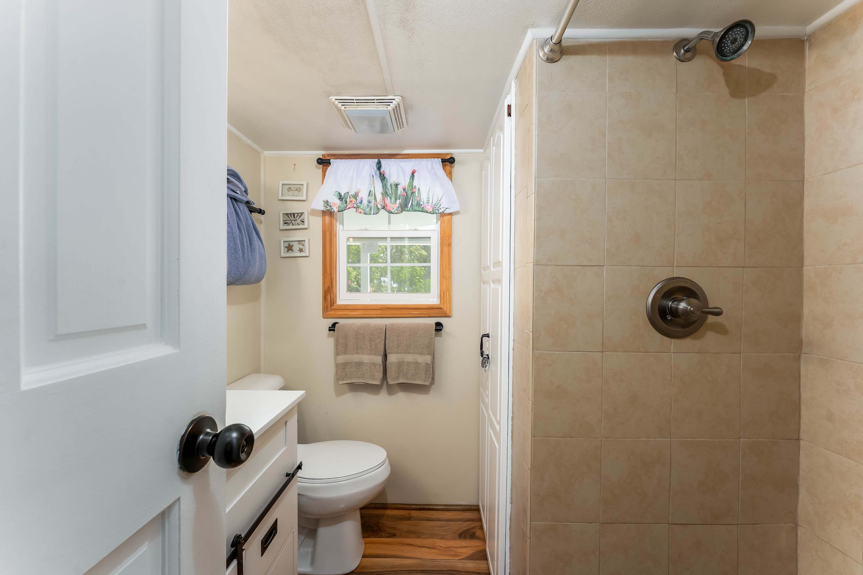 Bathroom with Shower – Clean and bright, featuring a tiled shower.