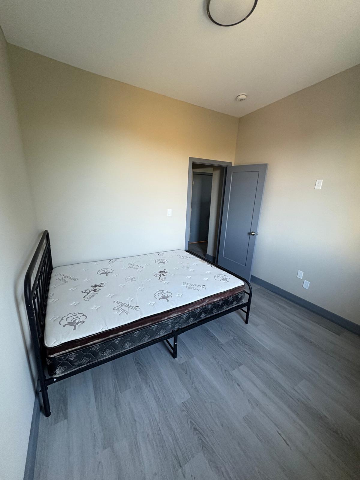 #42.4 St. Catharine's 1-bedroom Hotel-Apartment