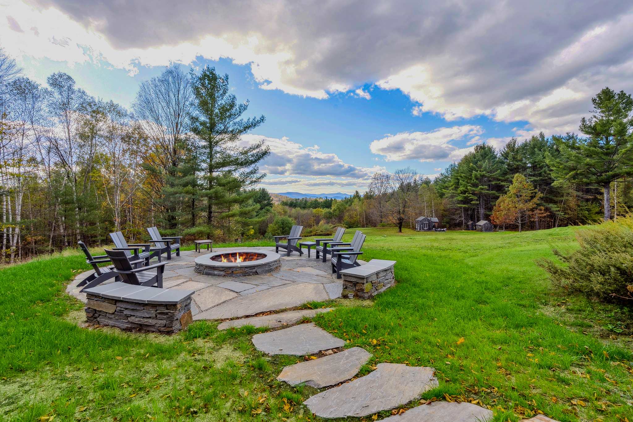 Hot Tub, Firepit, Mtn Views! | Spruce Moose Lodge