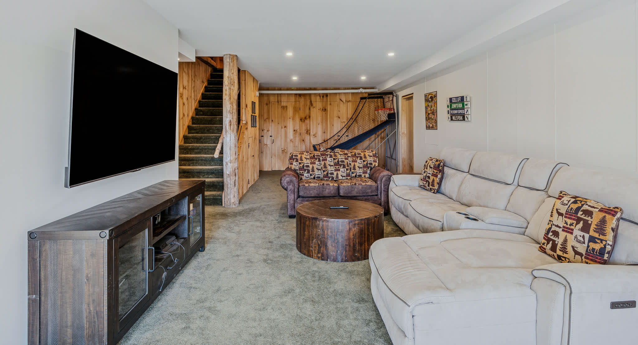 Hot Tub, Firepit, Mtn Views! | Spruce Moose Lodge