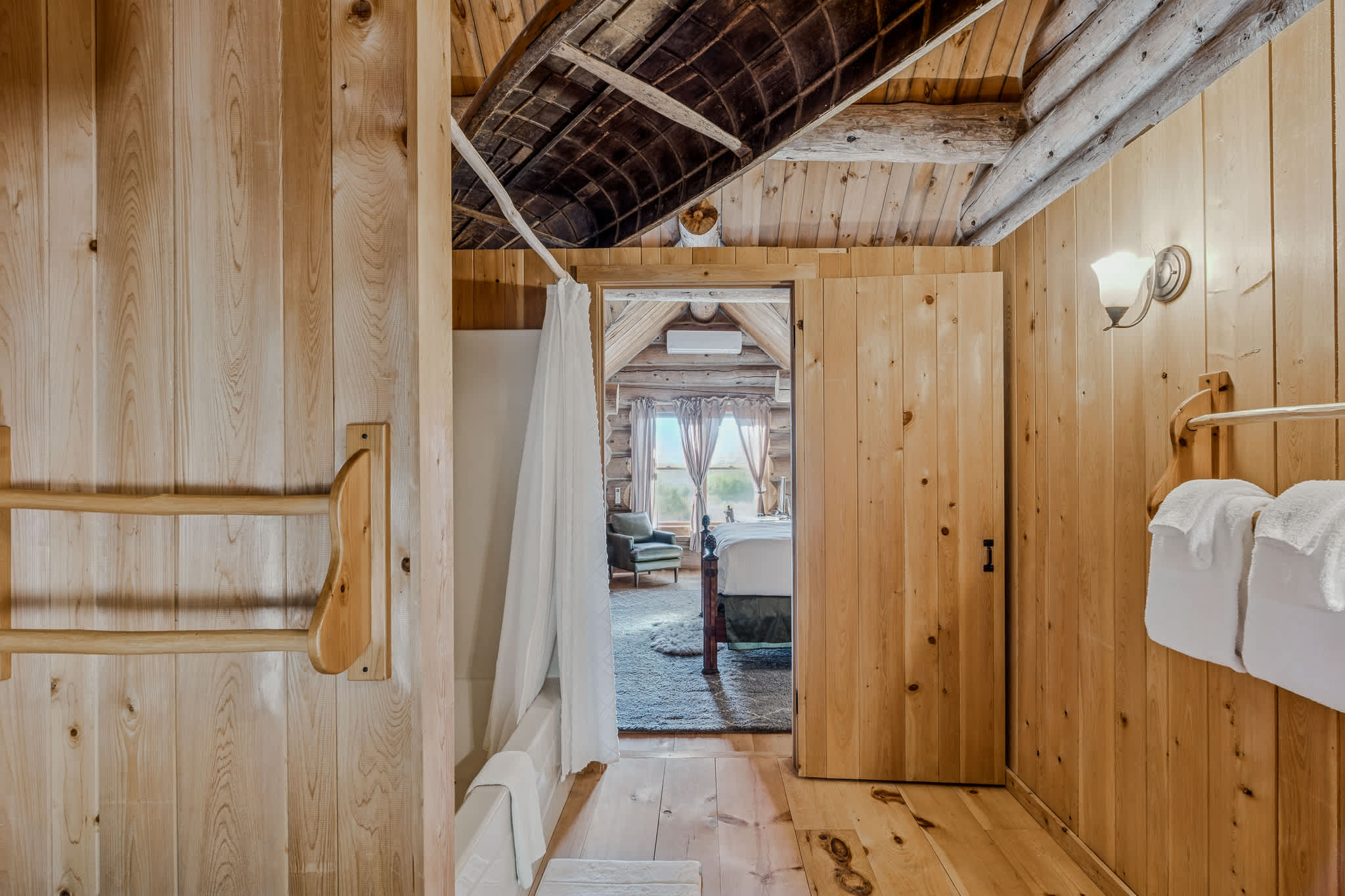 Hot Tub, Firepit, Mtn Views! | Spruce Moose Lodge