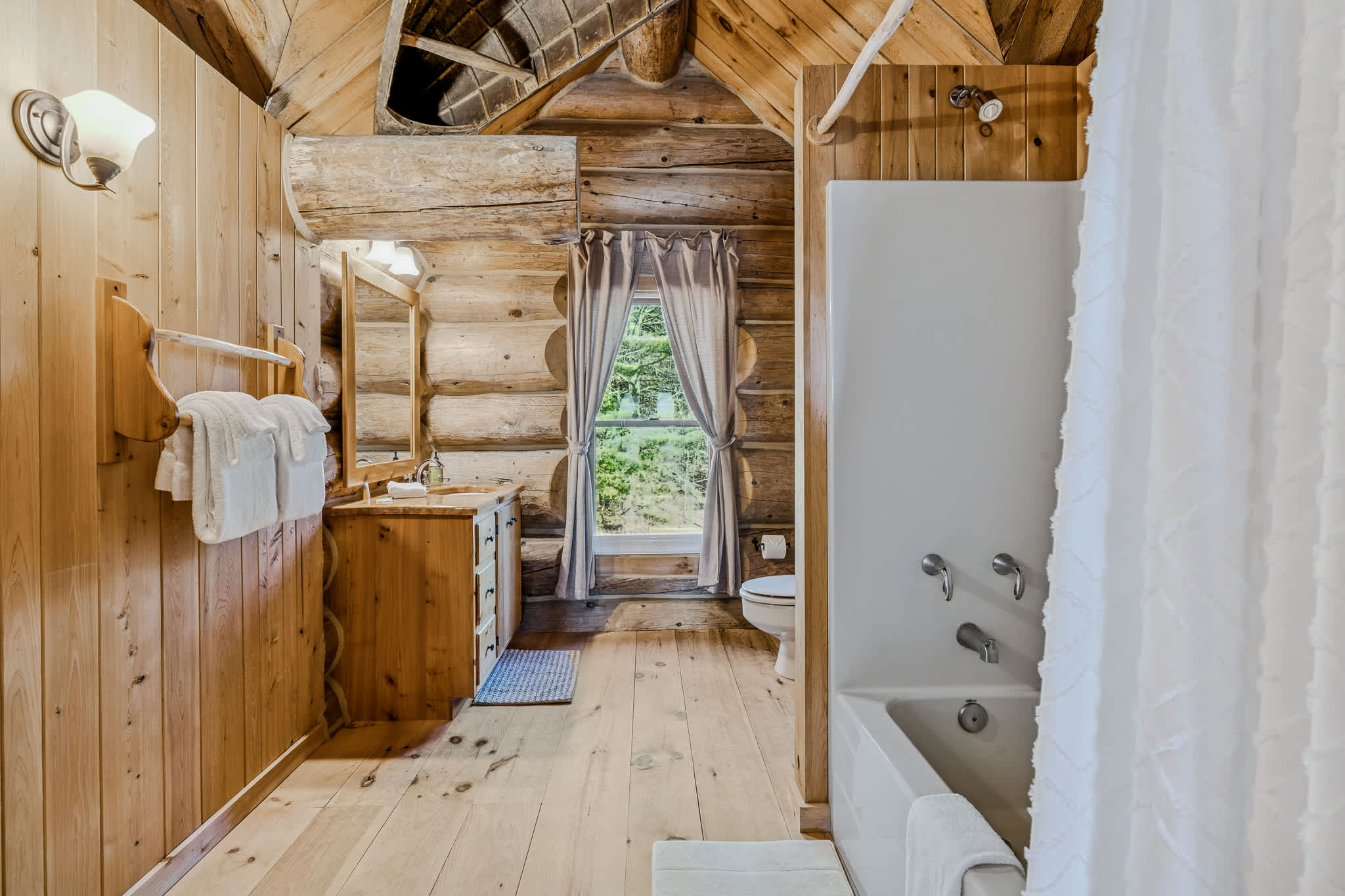 Hot Tub, Firepit, Mtn Views! | Spruce Moose Lodge