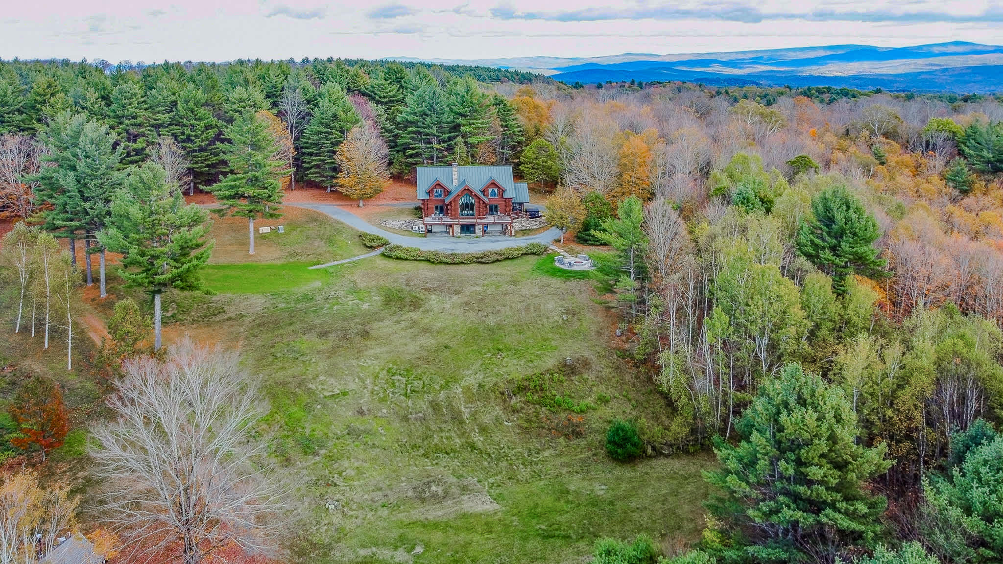 Hot Tub, Firepit, Mtn Views! | Spruce Moose Lodge