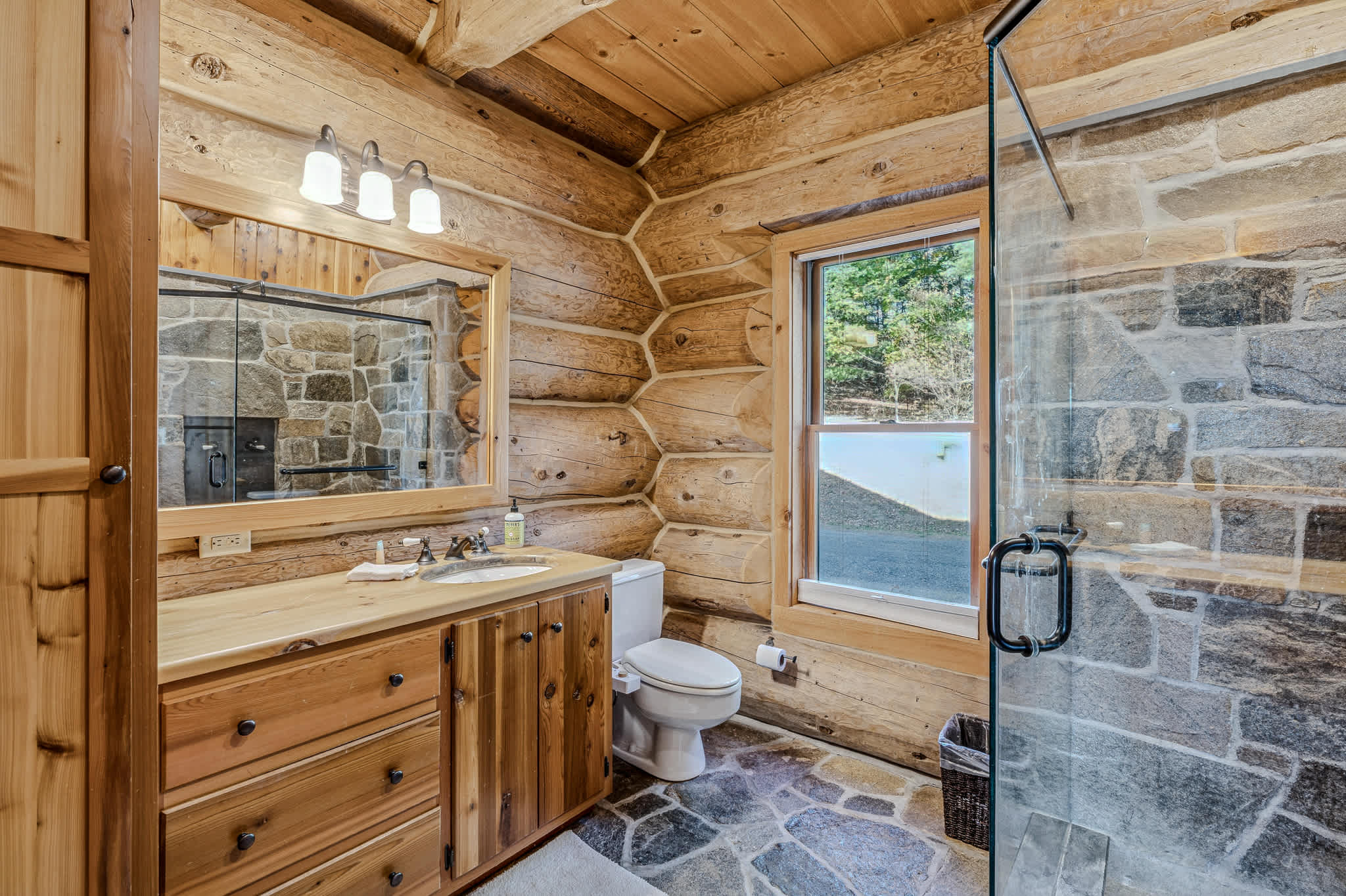 Hot Tub, Firepit, Mtn Views! | Spruce Moose Lodge