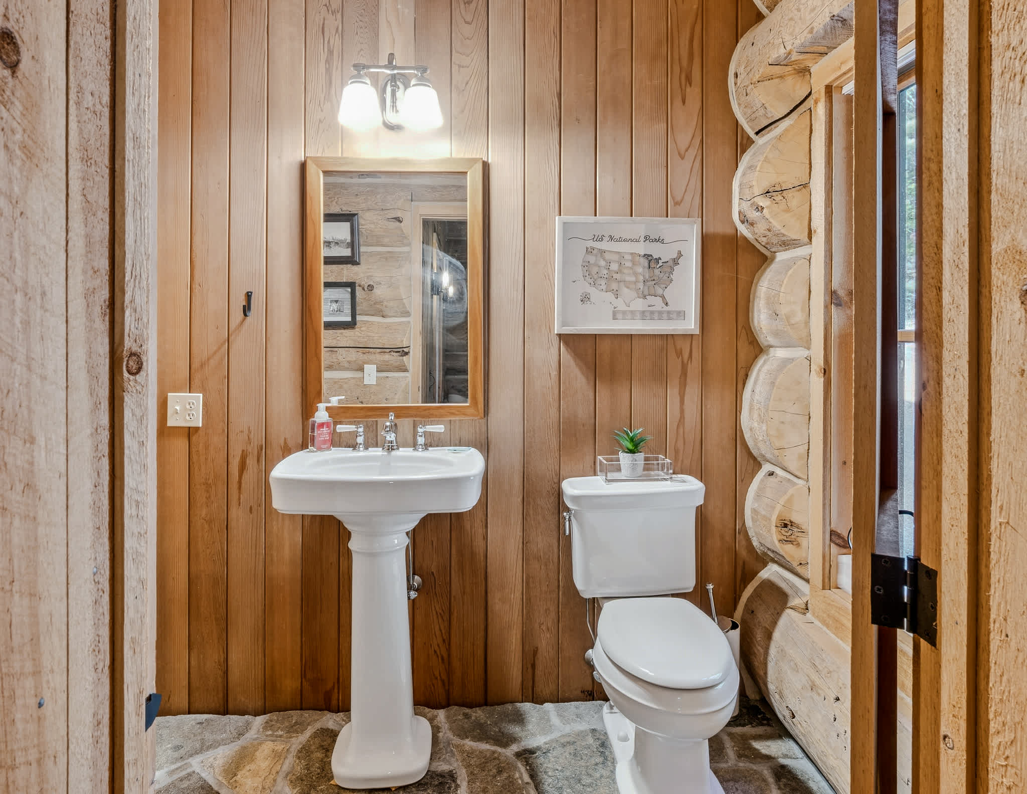 Hot Tub, Firepit, Mtn Views! | Spruce Moose Lodge