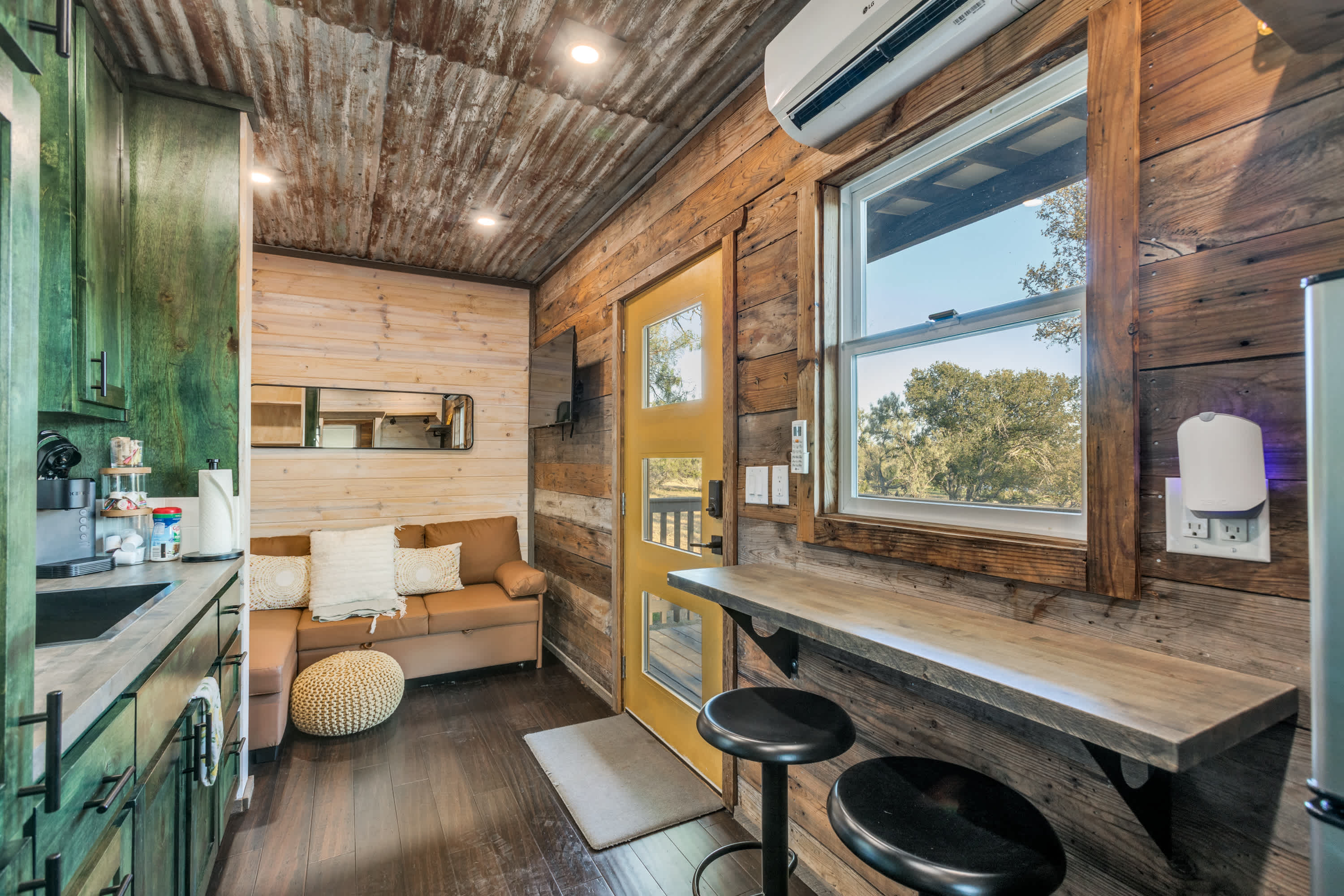The GlampBox. Lakefront, 20acres, Starlink Wifi!