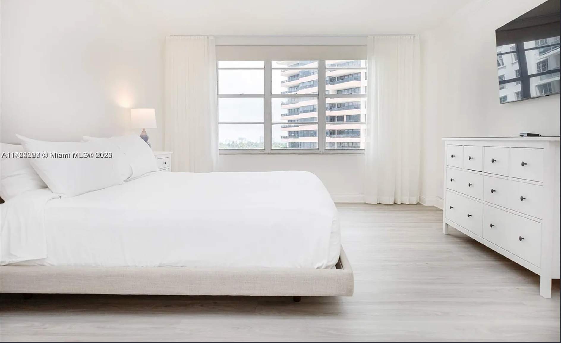 Oceanfront Apartment in Miami Beach: 2 Bedrooms, Beach & Pool