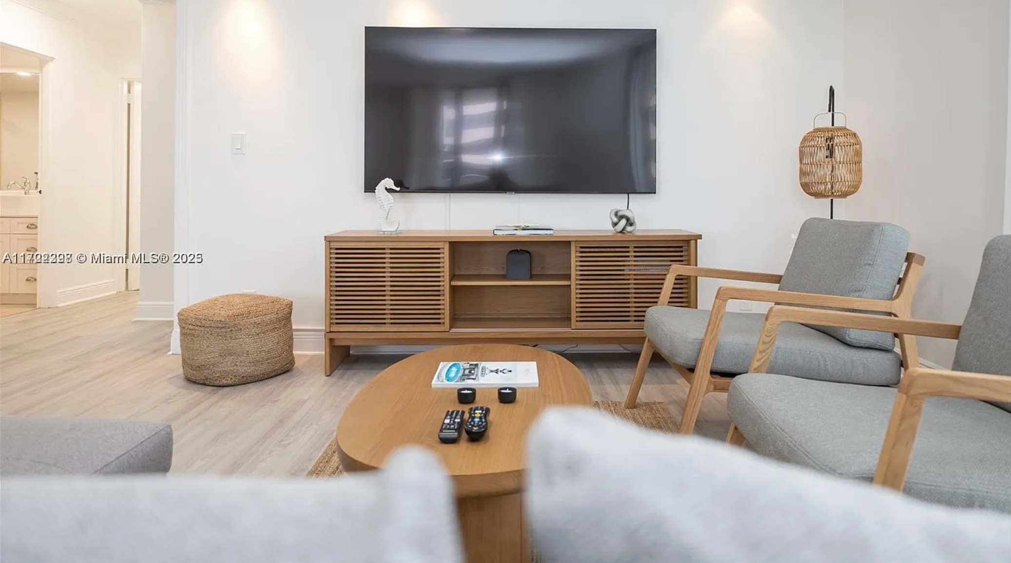 Oceanfront Apartment in Miami Beach: 2 Bedrooms, Beach & Pool