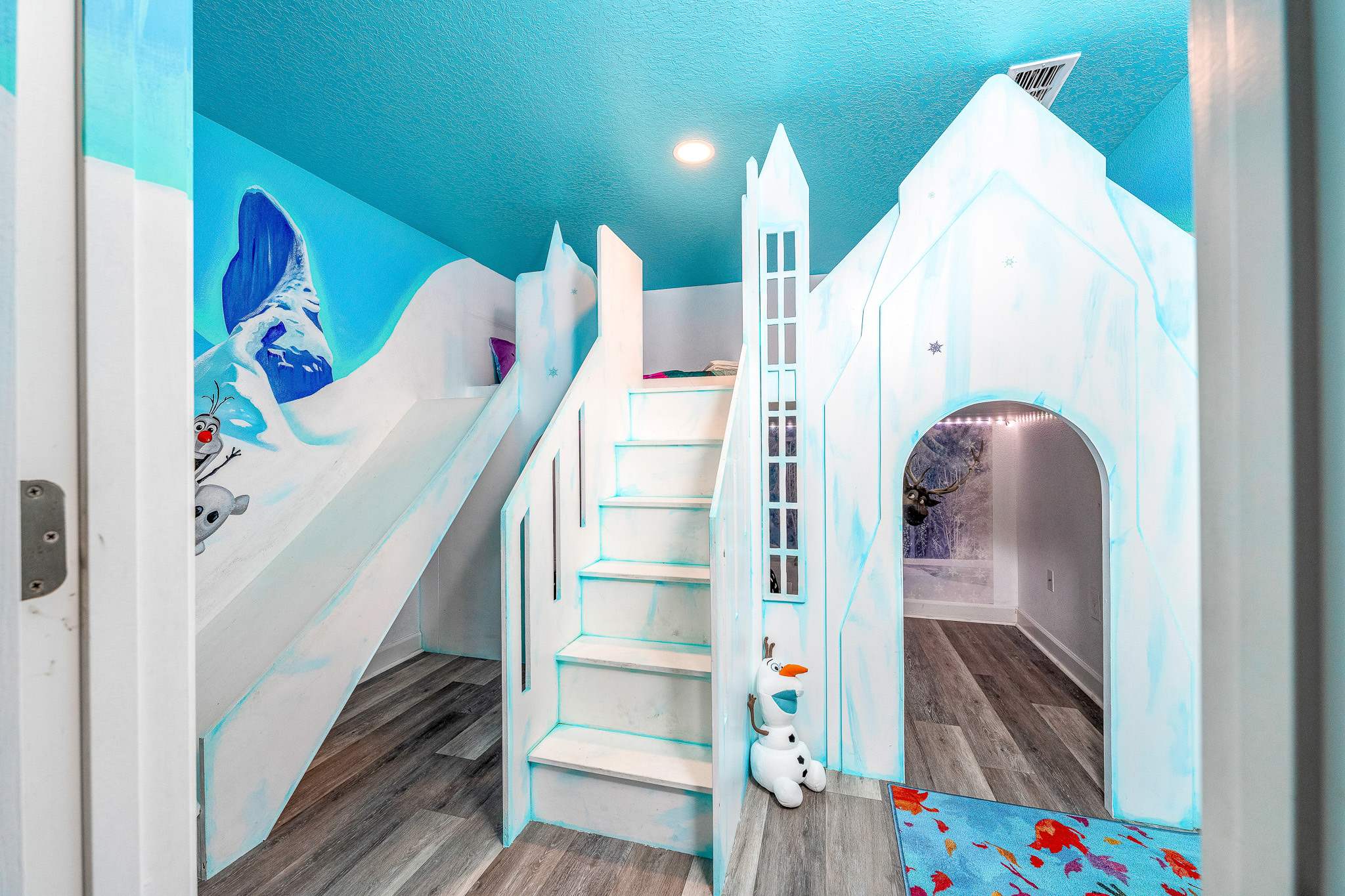 Heated pool + EV charger + Game Room + Waterpark