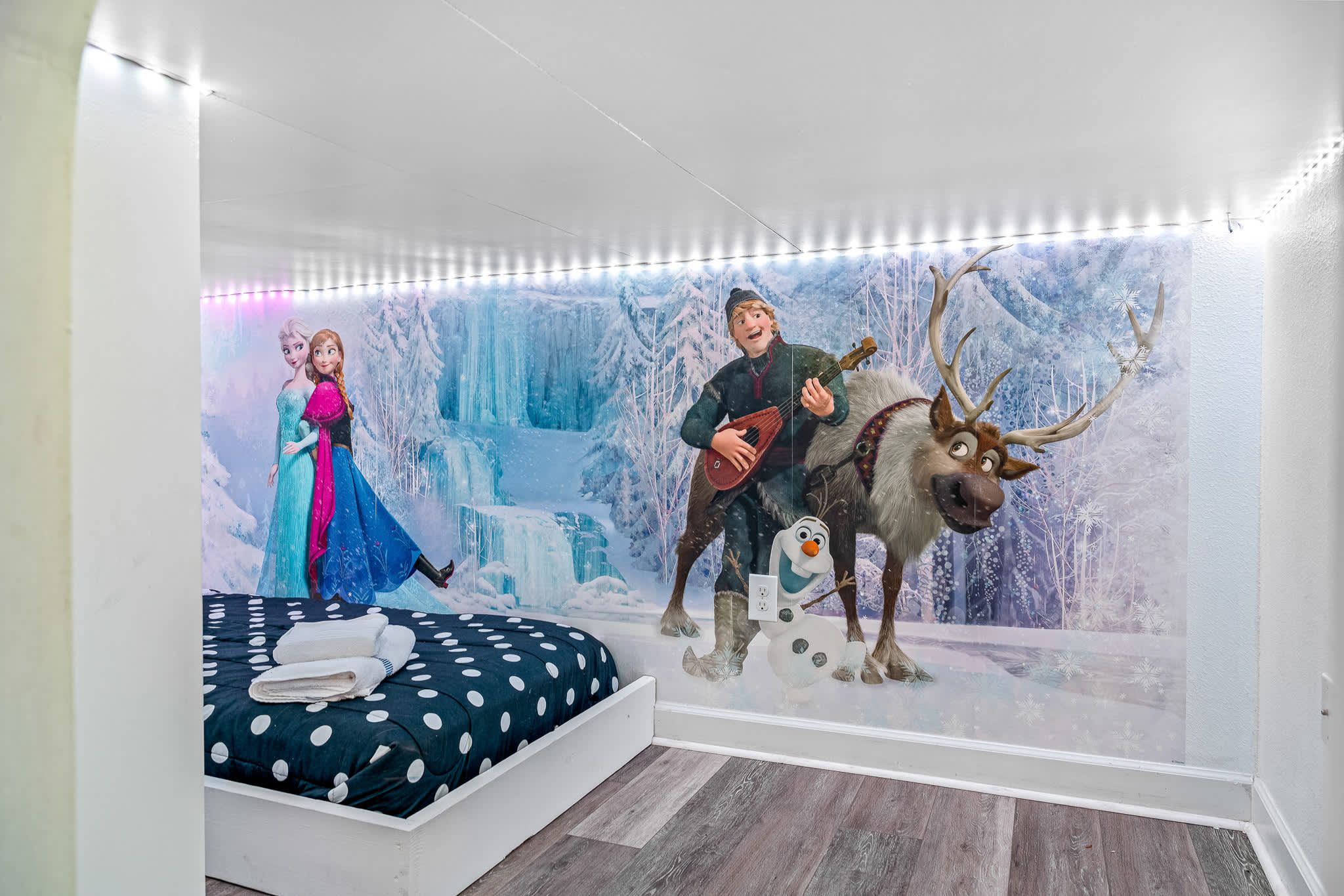 Heated pool + EV charger + Game Room + Waterpark