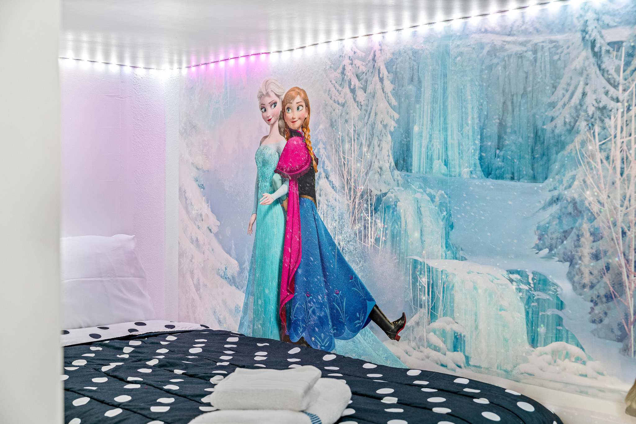 Heated pool + EV charger + Game Room + Waterpark