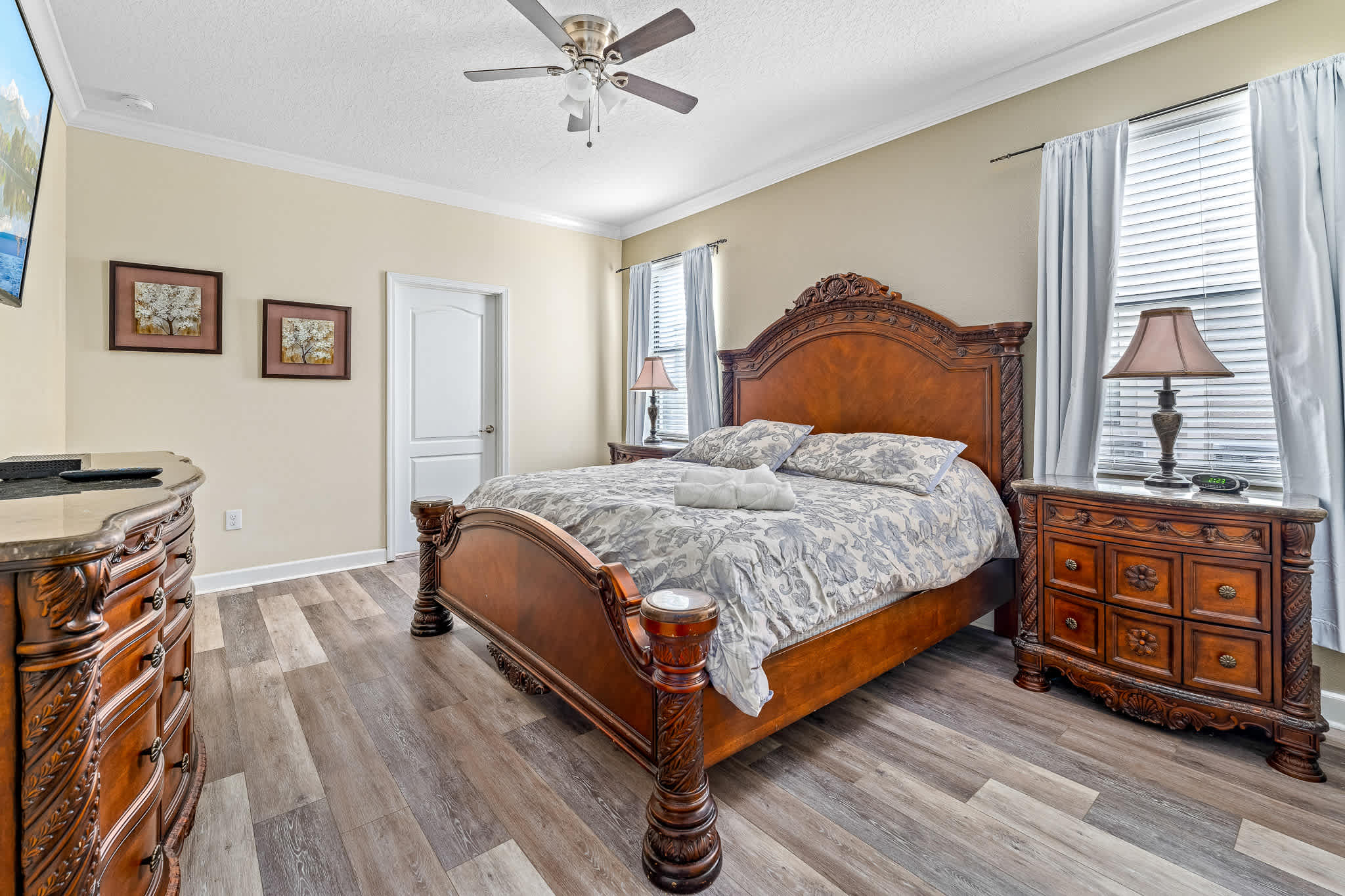 Heated pool + EV charger + Game Room + Waterpark