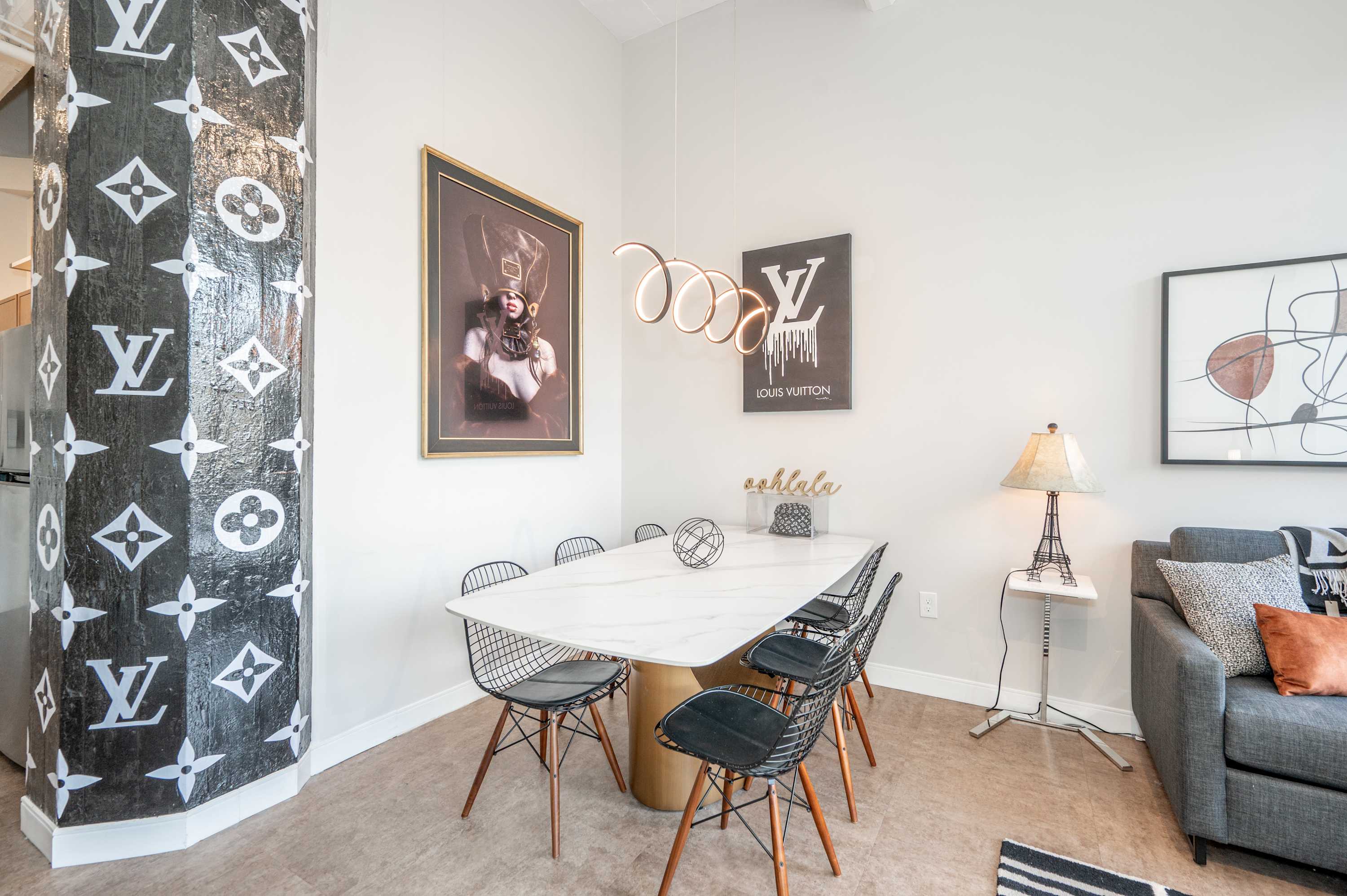 Make mealtime memories together at the dining table for 6​